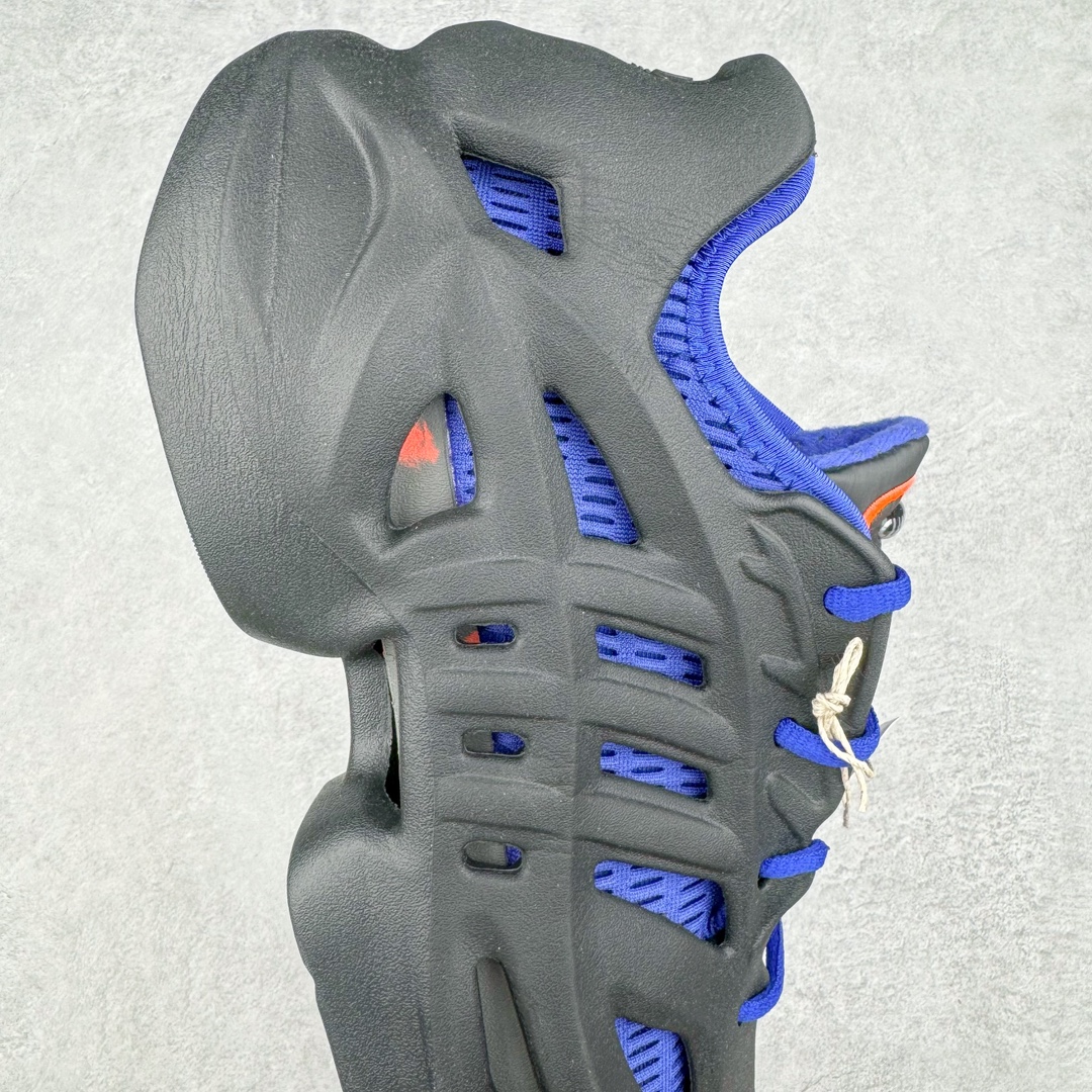 图片[6]-💰200 AD adiFOM Climacool \”Lucid Blue Black\”超轻一体清风低帮沙滩休闲运动内靴袜子洞洞鞋“黑尼克蓝橙”IF3899 在这几年鞋圈中，仅仅依靠换配色已经无法打动大多数球鞋玩家了，因此「一鞋两穿」、「一鞋三穿」的玩法已然成为了鞋圈当下的大趋势。近期 Originals 也推出了一款可以「一鞋三穿」的全新鞋型，并且无论颜值还是设计，都是十分讨喜的存在。n它就是经过全新升级后的adiFOM Climacool。这次除了 Climacool 传统的清凉透气外，还将 adiFOM 系列的超强设计感融入其中，成功将清爽、脚感以及潮流属性兼备。那么这款全新 adiFOM Climacool 表现究竟如何，全新的 adiFOM Climacool 从名字上便可得知，其造型是将 adiFOM 系列与 Climacool「清风系列」相互结合，使二者的优点融为一体。鞋身发泡外壳结构自然是取自于 adiFOM 系列，模块化的分割也让其有着超强设计感。再搭配上复杂的镂空点缀，虽然是发泡一体成型，却有着丰富的层次感。整体采用大网眼编织面料组成，还在鞋舌上写有 Climacool 字样，既保证了优秀的透气性，还将鞋款身份彰显。提起 Climacool 相信各位也不会陌生，作为已经有 20 多年历史的 adidas 老牌系列，主打的就是「极致透气」，甚至夸张的称其为「自带空调」也毫不为过。内靴底部还搭载一块厚度可观的发泡材质，用于保证脚感的舒适度。细节方面，还在后跟缀以 adidas Originals 三叶草 Logo，尽显品牌身份。至于「一鞋三穿」的拆卸玩法，首先要拆掉串联内外鞋面的鞋带，拔出内靴就会发现， 其实内层和外层都没有单穿功能，唯一好处就是拆卸之后可以便于清洗。配色方案上此次共有黑蓝和纯白两个选择，穿搭难度而言几乎没有，只要按照个人喜好入手基本问题不大。尺码： 36 36⅔ 37⅓ 38 38⅔ 39⅓ 40 40⅔ 41⅓ 42 42⅔ 43⅓ 44 44⅔ 45 编码：Cby2936070-运动鞋