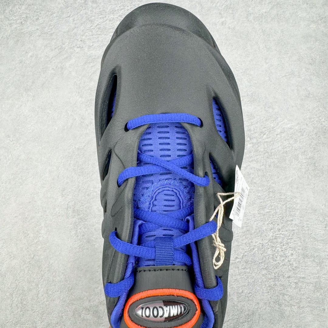 图片[4]-💰200 AD adiFOM Climacool \”Lucid Blue Black\”超轻一体清风低帮沙滩休闲运动内靴袜子洞洞鞋“黑尼克蓝橙”IF3899 在这几年鞋圈中，仅仅依靠换配色已经无法打动大多数球鞋玩家了，因此「一鞋两穿」、「一鞋三穿」的玩法已然成为了鞋圈当下的大趋势。近期 Originals 也推出了一款可以「一鞋三穿」的全新鞋型，并且无论颜值还是设计，都是十分讨喜的存在。n它就是经过全新升级后的adiFOM Climacool。这次除了 Climacool 传统的清凉透气外，还将 adiFOM 系列的超强设计感融入其中，成功将清爽、脚感以及潮流属性兼备。那么这款全新 adiFOM Climacool 表现究竟如何，全新的 adiFOM Climacool 从名字上便可得知，其造型是将 adiFOM 系列与 Climacool「清风系列」相互结合，使二者的优点融为一体。鞋身发泡外壳结构自然是取自于 adiFOM 系列，模块化的分割也让其有着超强设计感。再搭配上复杂的镂空点缀，虽然是发泡一体成型，却有着丰富的层次感。整体采用大网眼编织面料组成，还在鞋舌上写有 Climacool 字样，既保证了优秀的透气性，还将鞋款身份彰显。提起 Climacool 相信各位也不会陌生，作为已经有 20 多年历史的 adidas 老牌系列，主打的就是「极致透气」，甚至夸张的称其为「自带空调」也毫不为过。内靴底部还搭载一块厚度可观的发泡材质，用于保证脚感的舒适度。细节方面，还在后跟缀以 adidas Originals 三叶草 Logo，尽显品牌身份。至于「一鞋三穿」的拆卸玩法，首先要拆掉串联内外鞋面的鞋带，拔出内靴就会发现， 其实内层和外层都没有单穿功能，唯一好处就是拆卸之后可以便于清洗。配色方案上此次共有黑蓝和纯白两个选择，穿搭难度而言几乎没有，只要按照个人喜好入手基本问题不大。尺码： 36 36⅔ 37⅓ 38 38⅔ 39⅓ 40 40⅔ 41⅓ 42 42⅔ 43⅓ 44 44⅔ 45 编码：Cby2936070-运动鞋