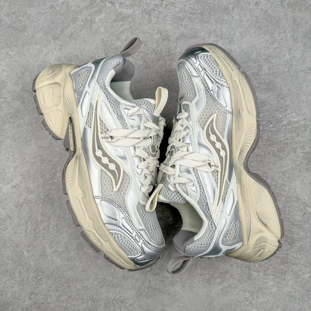 图片[3]-零售💰330 ＃SG纯原 Saucony 2k Cavalry 索康尼骑士2K系列低帮复古老爹风增高休闲运动慢跑鞋 创立至今已经125周年的Saucony一直致力于打造专业性能的跑鞋 让跑者们拥有极致的运动体验 同时大量Saucony Originals的鞋型与外观设计一直被奉为经典 它们身上的复古时尚基因影响了潮流文化的发展 引领着新世代的审美 这一次Saucony Originals带来全新2K CAVALRY「骑士鞋」从经典鞋型中出发 结合当今潮流的设计 演绎不一样的千禧魅力 在本次「House Of Saucony」快闪空间 Saucony重磅发布了全新鞋款：骑士鞋 2K CAVALRY  全新的 2K CAVALRY在Saucony人气常青鞋款Cohesion 2K的基础上重新设计 外形上2K CAVALRY延续了Cohesion 2K的基因 采用了极具辨识度的千禧年风格跑鞋廓形设计 个性且时尚 鞋面加入了大量线条勾勒 与Saucony的经典Logo完美融合 带来了层次感的同时提供了视觉冲击力 同时大底部分采用了更加夸张的厚底设计 增强了鞋子的时尚属性的同时带来了增高效果 全新的 2K CAVALRY采用了低饱和度的颜色设计 以银灰色为主 更加简约百搭 适合不同风格的年轻人 尺码：35.5 36 36.5 37.5 38 38.5 39 40 40.5 41 42 42.5 43 44 44.5 45 编码：by3936030-运动鞋