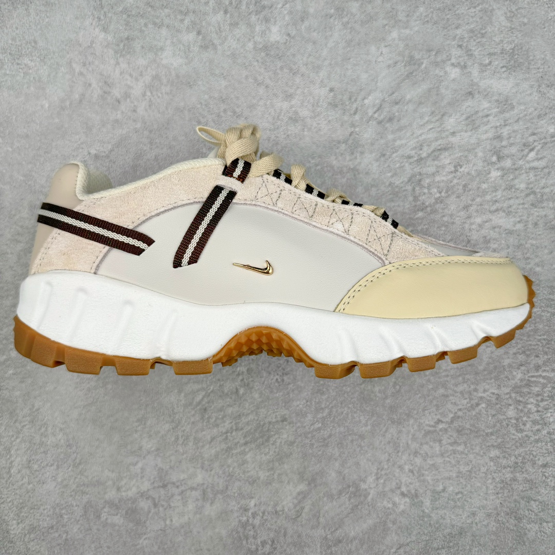 零售💰350 Jacquemus x NK Air Humara LX 基因座系列低帮复古百搭网球旅游老爹风休闲运动鞋 DR0420-001 法国时装品牌Jacquemus在南法发布的2022秋冬系列大秀LE PAPIER上，首度亮相了与Nike合作打造的Jacquemus x Nike联名系列，围绕女性重新拓宽了运动的边界，将Nike经典单品与Jacquemus标志性的合身剪裁及设计元素完美结合，重新定义夏季成衣。时装秀隔天，Jacquemus官网就曾率先发售了一波联乘单品，一开卖网站竟出现瘫痪现象，所有单品在短时间内全部售罄，可见Jacquemus x Nike联名系列有多令人垂涎了。该系列囊括了一款灵感来自90年代复古ACG单品的运动鞋Jacquemus x Nike Air Humara、Dri-FIT网球裙、镂空的针织连帽衫套装、洋装、渔夫帽等品项，所有单品最显著的特点是搭配的搭配棕色绳带和迷你Nike Swoosh金属配件，大部分单品均已单色的奶油色和黑色诠释，简约却不失细节感。配件部分的渔夫帽旨在将运动风情与日常穿搭相结合，呈现独树一帜的中性美学。尺码：36 36.5 37.5 38 38.5 39 40 40.5 41 42 42.5 43 编码：Dby3936050-运动鞋