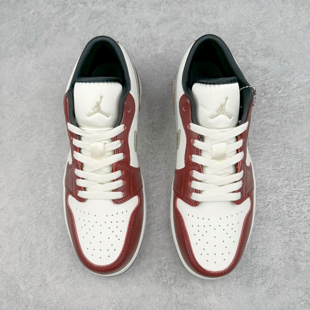 图片[2]-💰180 ＃K版 Air Jordan AJ1 Low 低帮 CNY龙年限定 白红金 FJ5735-100 全新流水线出品 DT版本唯一平替选择 市场第二梯队最强版 全部原鞋开发 原楦原纸板开发 全鞋电脑针车 原厂内置全掌气垫 原盒内在原标 唯一Zp原版鞋带绑法 免检产品 全新2022版型 全头层皮料 完美零毛边处理 原厂配置全掌气垫 价格定位良心 几十个配色陆续出货 SIZE：36 36.5 37.5 38 38.5 39 40 40.5 41 42 42.5 43 44 44.5 45 46 47.5 编码：by2936050-运动鞋