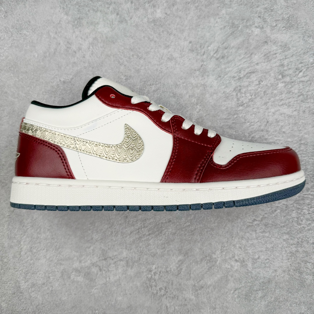 💰180 ＃K版 Air Jordan AJ1 Low 低帮 CNY龙年限定 白红金 FJ5735-100 全新流水线出品 DT版本唯一平替选择 市场第二梯队最强版 全部原鞋开发 原楦原纸板开发 全鞋电脑针车 原厂内置全掌气垫 原盒内在原标 唯一Zp原版鞋带绑法 免检产品 全新2022版型 全头层皮料 完美零毛边处理 原厂配置全掌气垫 价格定位良心 几十个配色陆续出货 SIZE：36 36.5 37.5 38 38.5 39 40 40.5 41 42 42.5 43 44 44.5 45 46 47.5 编码：by2936050-运动鞋