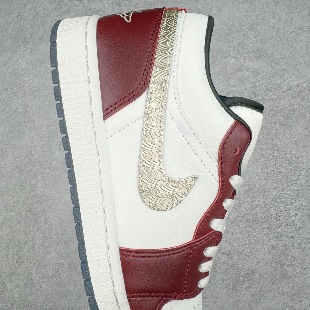 图片[6]-💰180 ＃K版 Air Jordan AJ1 Low 低帮 CNY龙年限定 白红金 FJ5735-100 全新流水线出品 DT版本唯一平替选择 市场第二梯队最强版 全部原鞋开发 原楦原纸板开发 全鞋电脑针车 原厂内置全掌气垫 原盒内在原标 唯一Zp原版鞋带绑法 免检产品 全新2022版型 全头层皮料 完美零毛边处理 原厂配置全掌气垫 价格定位良心 几十个配色陆续出货 SIZE：36 36.5 37.5 38 38.5 39 40 40.5 41 42 42.5 43 44 44.5 45 46 47.5 编码：by2936050-运动鞋