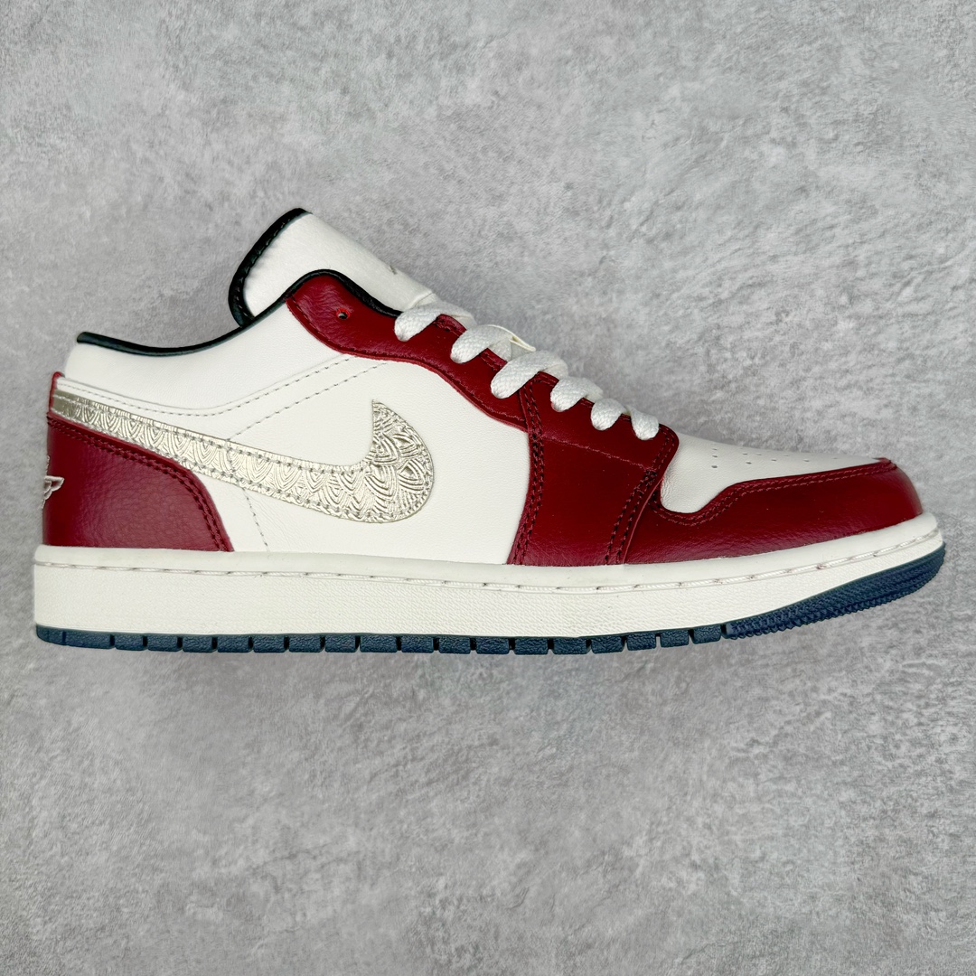 💰230 ＃DT纯原 Air Jordan AJ1 Low 低帮 CNY龙年限定 白红金 FJ5735-100 终端优势供应 市面中低帮最具代表性版本没有之一 口碑大厂出品 品控大底版型不断改良更新 全套原纸板楦头开发 确保原汁原味 完美呈现版型 完美零毛边处理 原厂内置全掌气垫 价格定位良心 平台专用代工流水线出品 一眼公司既视感 拿到手的一瞬间就与众不同 碾压市面所有版本 全部原鞋开发 每一个配色都会采购原鞋确认细节 打破市面看图做货无好货之说 尺码：35.5 36 36.5 37.5 38 38.5 39 40 40.5 41 42 42.5 43 44 44.5 45 46 编码：by3936000-运动鞋