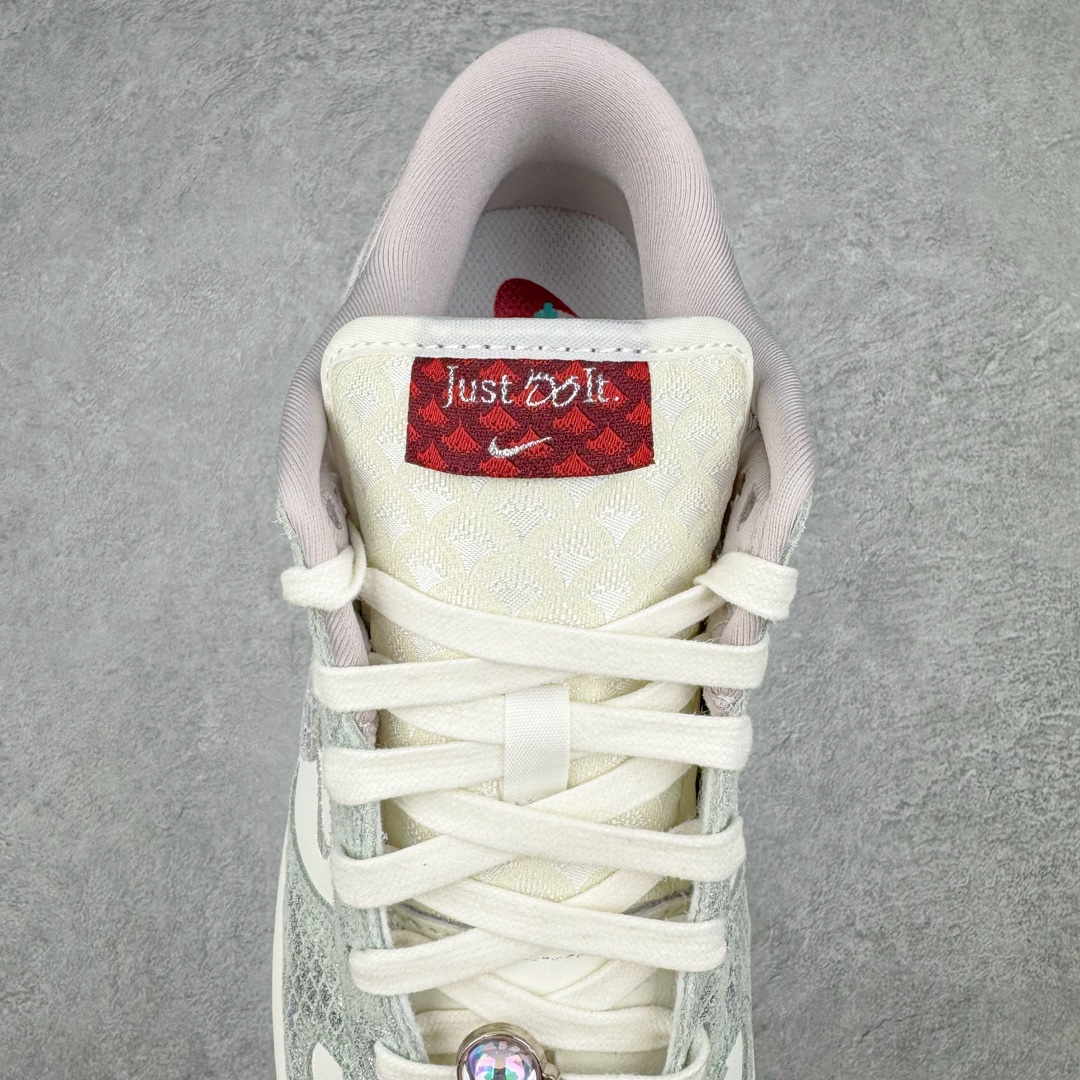 图片[5]-💰230 ＃CS NK Dunk Low LX CNY Year Of The Dragon 龙年限定 白绿仙人掌 FZ5065-111 口碑大厂出品 品控大底版型不断改良更新品质稳定 全套原纸板楦头开发 确保原汁原味 完美呈现DUNK版型 原厂玻璃冲刀 超高清洁度 全鞋零毛边皮料切割 全鞋以白绿色呈现 红色和蓝色点缀 鞋面采用皮革和翻毛皮材质拼接打造 并在翻毛皮上加入了龙鳞纹图案 鞋带扣也换成了龙爪样式 新年氛围感十足 SIZE：36 36.5 37.5 38 38.5 39 40 40.5 41 42 42.5 43 44 44.5 45 46 编码：by3936000-运动鞋