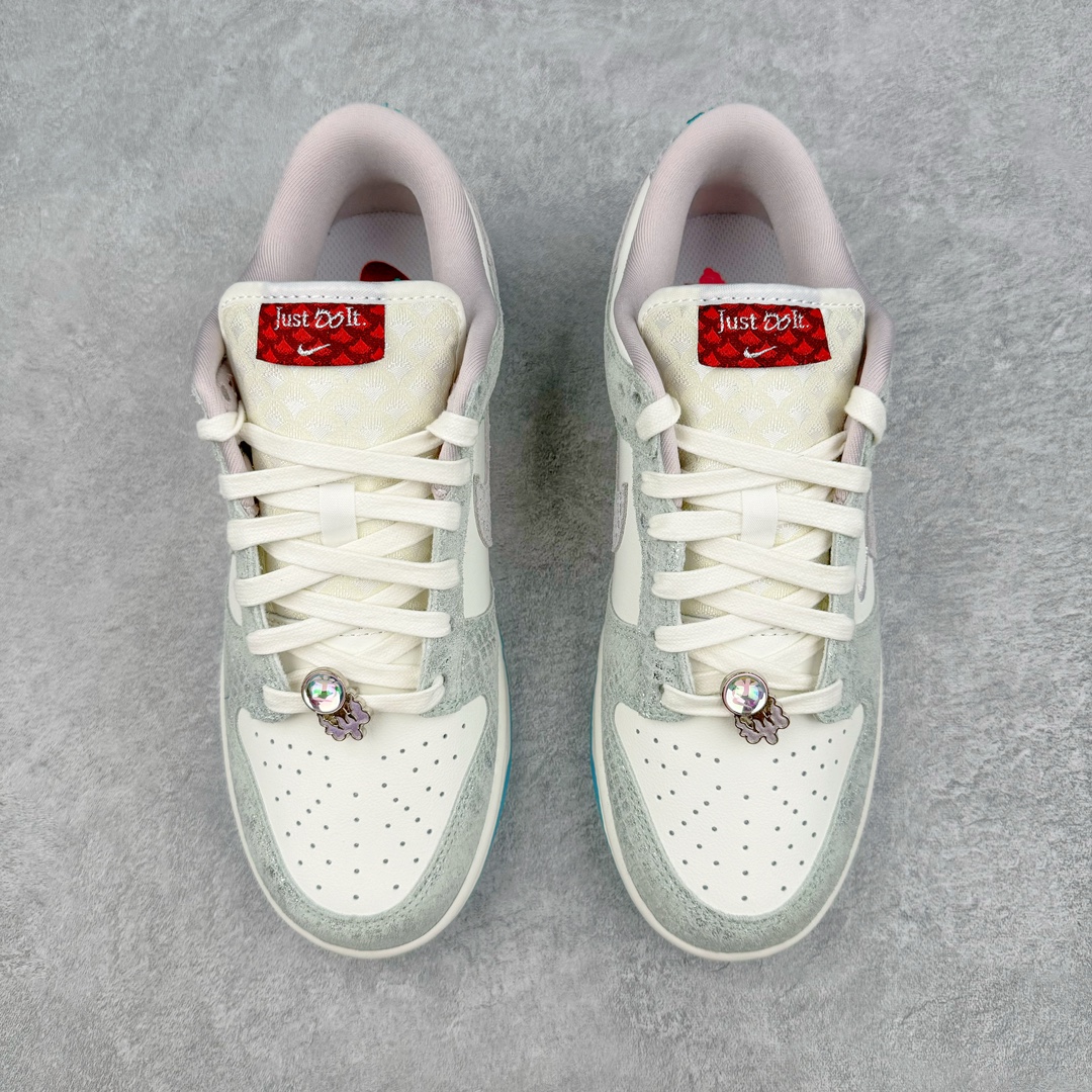 图片[2]-💰230 ＃CS NK Dunk Low LX CNY Year Of The Dragon 龙年限定 白绿仙人掌 FZ5065-111 口碑大厂出品 品控大底版型不断改良更新品质稳定 全套原纸板楦头开发 确保原汁原味 完美呈现DUNK版型 原厂玻璃冲刀 超高清洁度 全鞋零毛边皮料切割 全鞋以白绿色呈现 红色和蓝色点缀 鞋面采用皮革和翻毛皮材质拼接打造 并在翻毛皮上加入了龙鳞纹图案 鞋带扣也换成了龙爪样式 新年氛围感十足 SIZE：36 36.5 37.5 38 38.5 39 40 40.5 41 42 42.5 43 44 44.5 45 46 编码：by3936000-运动鞋