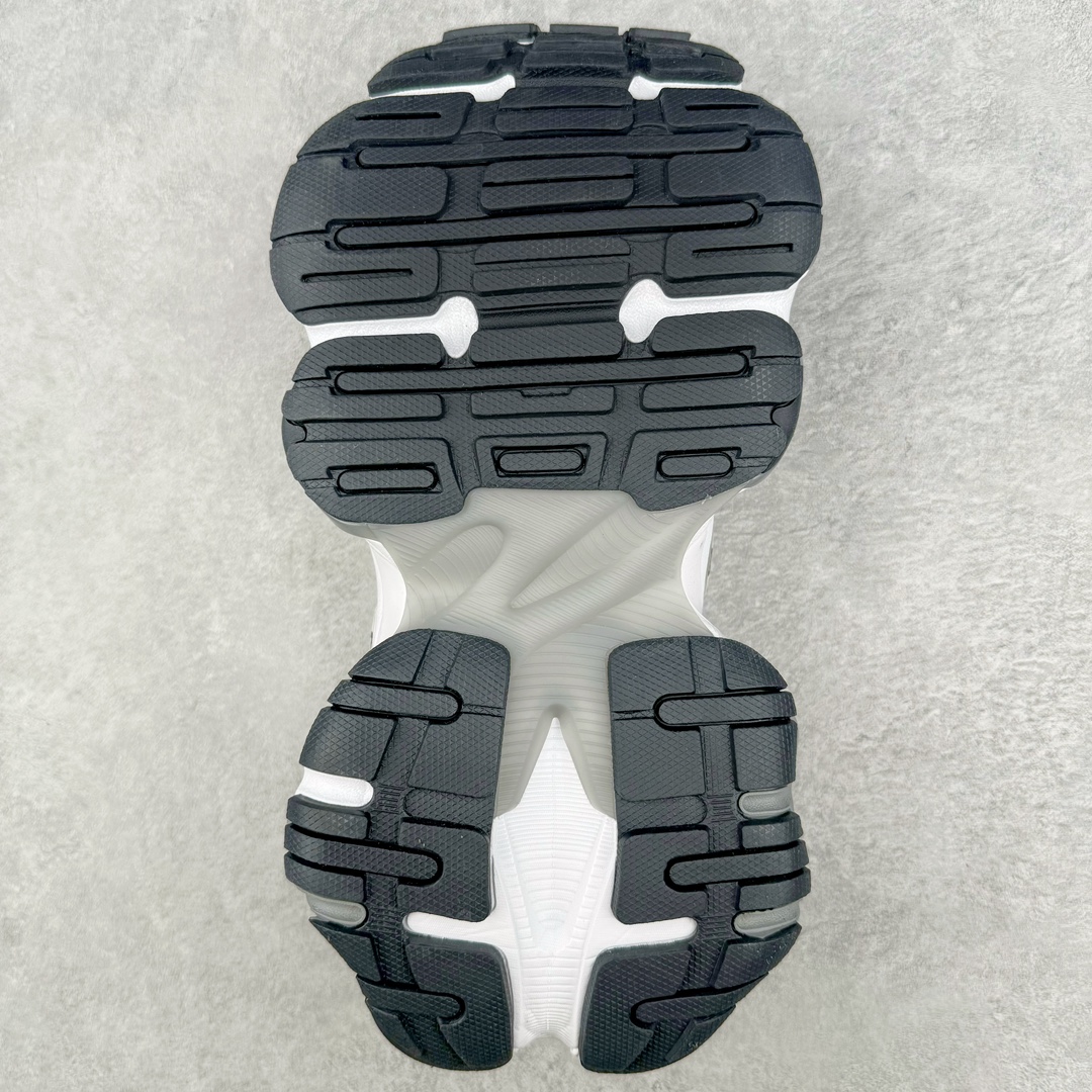 图片[9]-＃总裁特价福利 Balenciaga CARGO Sneaker 巴黎世家十一代圆头系带舒适百搭低帮生活休闲鞋老爹鞋 全套原纸板楦头开发 最原汁原味的灵魂版型 全鞋荧光划线卡点 胶水把控整洁度追求极致完美 每一双都是工艺品 多重QC质检 超越公司货的品控标准 实实在在的免检产品 原盒原配 正确字体电绣 粗细、位置、大小正确 侧边TPU 透气孔匹配意产原版 正确分离大底 TPU软底 原版一致大底LOGO 立体感十足 原厂皮料水洗做旧 采购原厂网纱 这款超细纤维和网布工装运动鞋 来自 Balenciaga 2024年夏季系列 其前卫的设计、夸张的体积和反光细节赋予其特别的轮廓 在 2024 夏季系列的秀场上 我们看到了睽违已久的新款运动鞋 Cargo Sneaker 看鞋名便可猜想 延续 3XL 经典设计 这似乎是一双天生为阔腿 Cargo 而生的鞋款 并且它比起 3XL 本就极度夸张的造型更加夸张 拥有更大的鞋底面积以及更为上翘的鞋头 堪称「5XL」外观设计上除了「比大更大」做旧的厚网布鞋面 还有一种经典 Track 鞋款融合 New Balance 9060 中底之即视感 标志性 Sporty B Logo 置于鞋面中间 再加上明显提高的中底厚度 你也不用害怕与3XL难以分辨 尺码：35/46-选品中心