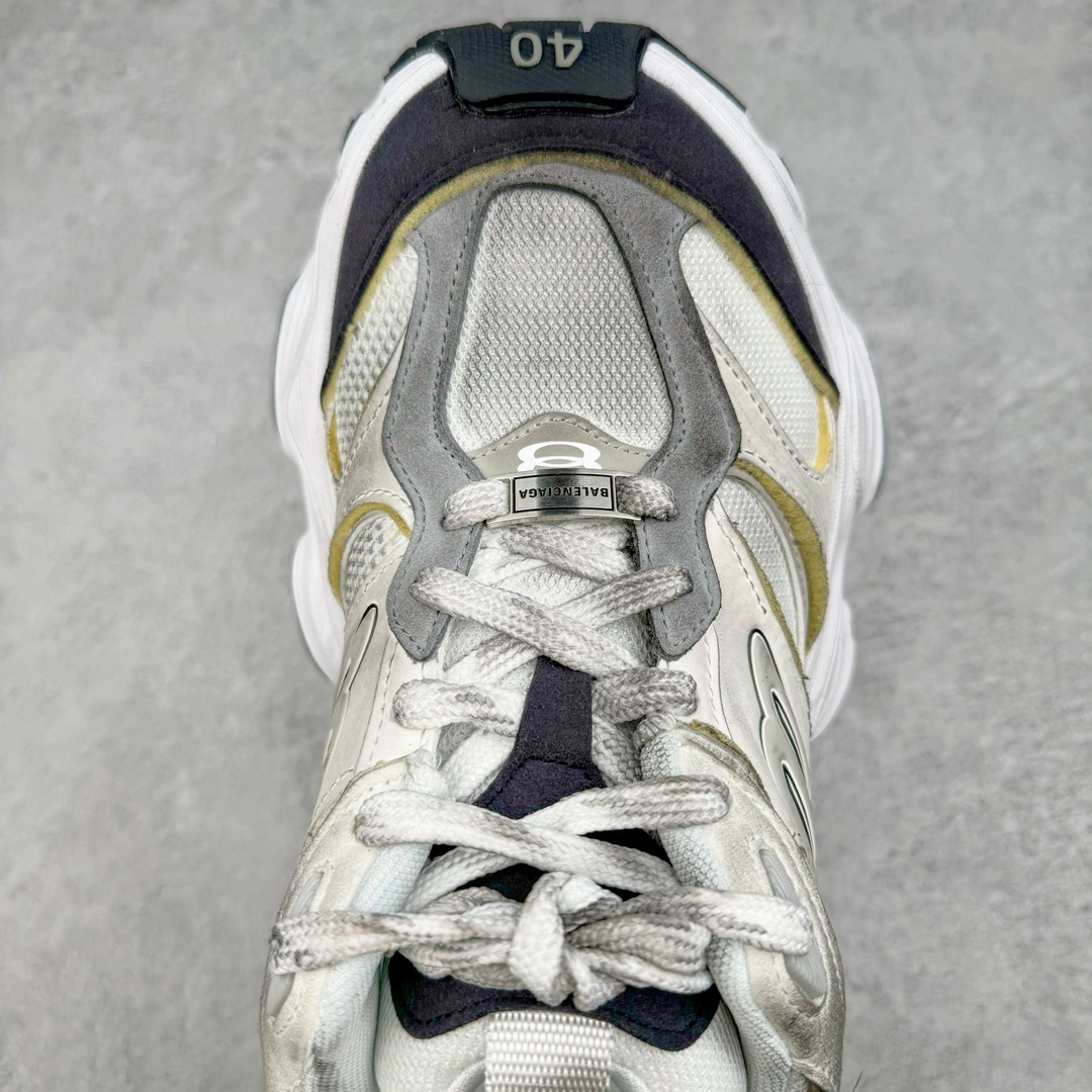 图片[4]-＃总裁特价福利 Balenciaga CARGO Sneaker 巴黎世家十一代圆头系带舒适百搭低帮生活休闲鞋老爹鞋 全套原纸板楦头开发 最原汁原味的灵魂版型 全鞋荧光划线卡点 胶水把控整洁度追求极致完美 每一双都是工艺品 多重QC质检 超越公司货的品控标准 实实在在的免检产品 原盒原配 正确字体电绣 粗细、位置、大小正确 侧边TPU 透气孔匹配意产原版 正确分离大底 TPU软底 原版一致大底LOGO 立体感十足 原厂皮料水洗做旧 采购原厂网纱 这款超细纤维和网布工装运动鞋 来自 Balenciaga 2024年夏季系列 其前卫的设计、夸张的体积和反光细节赋予其特别的轮廓 在 2024 夏季系列的秀场上 我们看到了睽违已久的新款运动鞋 Cargo Sneaker 看鞋名便可猜想 延续 3XL 经典设计 这似乎是一双天生为阔腿 Cargo 而生的鞋款 并且它比起 3XL 本就极度夸张的造型更加夸张 拥有更大的鞋底面积以及更为上翘的鞋头 堪称「5XL」外观设计上除了「比大更大」做旧的厚网布鞋面 还有一种经典 Track 鞋款融合 New Balance 9060 中底之即视感 标志性 Sporty B Logo 置于鞋面中间 再加上明显提高的中底厚度 你也不用害怕与3XL难以分辨 尺码：35/46-选品中心