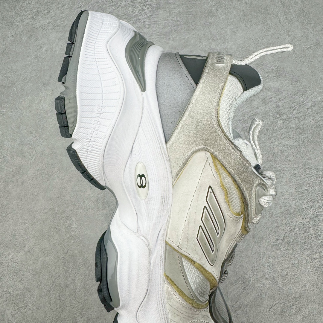 图片[6]-＃总裁特价福利 Balenciaga CARGO Sneaker 巴黎世家十一代圆头系带舒适百搭低帮生活休闲鞋老爹鞋 全套原纸板楦头开发 最原汁原味的灵魂版型 全鞋荧光划线卡点 胶水把控整洁度追求极致完美 每一双都是工艺品 多重QC质检 超越公司货的品控标准 实实在在的免检产品 原盒原配 正确字体电绣 粗细、位置、大小正确 侧边TPU 透气孔匹配意产原版 正确分离大底 TPU软底 原版一致大底LOGO 立体感十足 原厂皮料水洗做旧 采购原厂网纱 这款超细纤维和网布工装运动鞋 来自 Balenciaga 2024年夏季系列 其前卫的设计、夸张的体积和反光细节赋予其特别的轮廓 在 2024 夏季系列的秀场上 我们看到了睽违已久的新款运动鞋 Cargo Sneaker 看鞋名便可猜想 延续 3XL 经典设计 这似乎是一双天生为阔腿 Cargo 而生的鞋款 并且它比起 3XL 本就极度夸张的造型更加夸张 拥有更大的鞋底面积以及更为上翘的鞋头 堪称「5XL」外观设计上除了「比大更大」做旧的厚网布鞋面 还有一种经典 Track 鞋款融合 New Balance 9060 中底之即视感 标志性 Sporty B Logo 置于鞋面中间 再加上明显提高的中底厚度 你也不用害怕与3XL难以分辨 尺码：35/46-选品中心