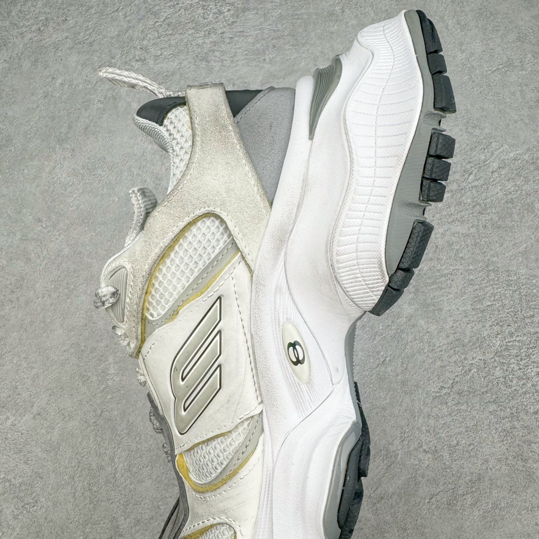 图片[7]-＃总裁特价福利 Balenciaga CARGO Sneaker 巴黎世家十一代圆头系带舒适百搭低帮生活休闲鞋老爹鞋 全套原纸板楦头开发 最原汁原味的灵魂版型 全鞋荧光划线卡点 胶水把控整洁度追求极致完美 每一双都是工艺品 多重QC质检 超越公司货的品控标准 实实在在的免检产品 原盒原配 正确字体电绣 粗细、位置、大小正确 侧边TPU 透气孔匹配意产原版 正确分离大底 TPU软底 原版一致大底LOGO 立体感十足 原厂皮料水洗做旧 采购原厂网纱 这款超细纤维和网布工装运动鞋 来自 Balenciaga 2024年夏季系列 其前卫的设计、夸张的体积和反光细节赋予其特别的轮廓 在 2024 夏季系列的秀场上 我们看到了睽违已久的新款运动鞋 Cargo Sneaker 看鞋名便可猜想 延续 3XL 经典设计 这似乎是一双天生为阔腿 Cargo 而生的鞋款 并且它比起 3XL 本就极度夸张的造型更加夸张 拥有更大的鞋底面积以及更为上翘的鞋头 堪称「5XL」外观设计上除了「比大更大」做旧的厚网布鞋面 还有一种经典 Track 鞋款融合 New Balance 9060 中底之即视感 标志性 Sporty B Logo 置于鞋面中间 再加上明显提高的中底厚度 你也不用害怕与3XL难以分辨 尺码：35/46-选品中心