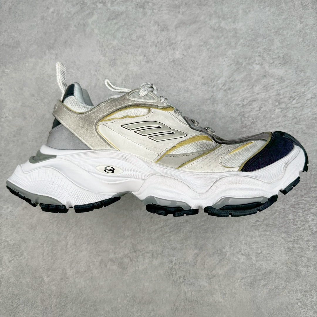 ＃总裁特价福利 Balenciaga CARGO Sneaker 巴黎世家十一代圆头系带舒适百搭低帮生活休闲鞋老爹鞋 全套原纸板楦头开发 最原汁原味的灵魂版型 全鞋荧光划线卡点 胶水把控整洁度追求极致完美 每一双都是工艺品 多重QC质检 超越公司货的品控标准 实实在在的免检产品 原盒原配 正确字体电绣 粗细、位置、大小正确 侧边TPU 透气孔匹配意产原版 正确分离大底 TPU软底 原版一致大底LOGO 立体感十足 原厂皮料水洗做旧 采购原厂网纱 这款超细纤维和网布工装运动鞋 来自 Balenciaga 2024年夏季系列 其前卫的设计、夸张的体积和反光细节赋予其特别的轮廓 在 2024 夏季系列的秀场上 我们看到了睽违已久的新款运动鞋 Cargo Sneaker 看鞋名便可猜想 延续 3XL 经典设计 这似乎是一双天生为阔腿 Cargo 而生的鞋款 并且它比起 3XL 本就极度夸张的造型更加夸张 拥有更大的鞋底面积以及更为上翘的鞋头 堪称「5XL」外观设计上除了「比大更大」做旧的厚网布鞋面 还有一种经典 Track 鞋款融合 New Balance 9060 中底之即视感 标志性 Sporty B Logo 置于鞋面中间 再加上明显提高的中底厚度 你也不用害怕与3XL难以分辨 尺码：35/46-选品中心