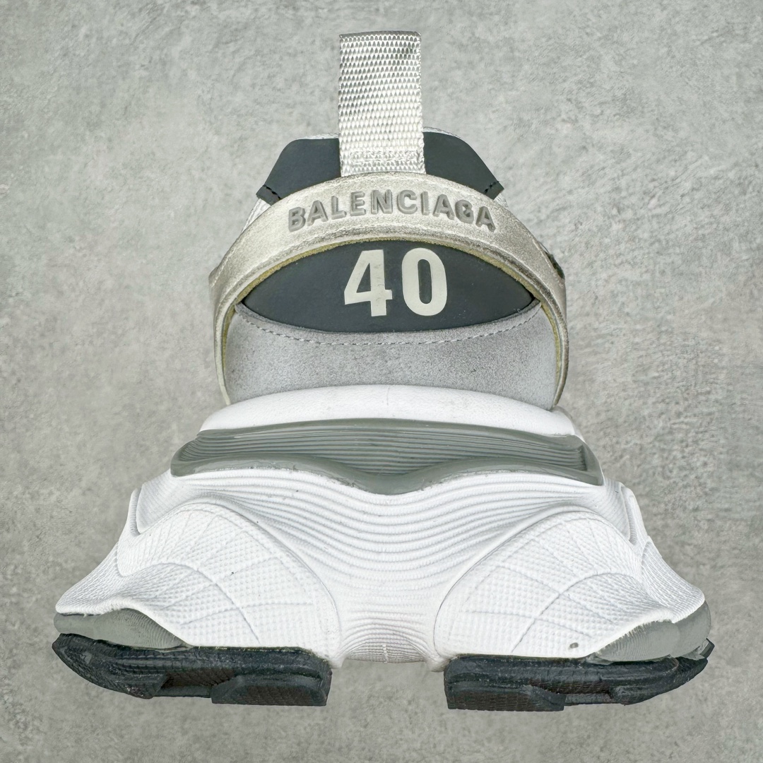 图片[8]-＃总裁特价福利 Balenciaga CARGO Sneaker 巴黎世家十一代圆头系带舒适百搭低帮生活休闲鞋老爹鞋 全套原纸板楦头开发 最原汁原味的灵魂版型 全鞋荧光划线卡点 胶水把控整洁度追求极致完美 每一双都是工艺品 多重QC质检 超越公司货的品控标准 实实在在的免检产品 原盒原配 正确字体电绣 粗细、位置、大小正确 侧边TPU 透气孔匹配意产原版 正确分离大底 TPU软底 原版一致大底LOGO 立体感十足 原厂皮料水洗做旧 采购原厂网纱 这款超细纤维和网布工装运动鞋 来自 Balenciaga 2024年夏季系列 其前卫的设计、夸张的体积和反光细节赋予其特别的轮廓 在 2024 夏季系列的秀场上 我们看到了睽违已久的新款运动鞋 Cargo Sneaker 看鞋名便可猜想 延续 3XL 经典设计 这似乎是一双天生为阔腿 Cargo 而生的鞋款 并且它比起 3XL 本就极度夸张的造型更加夸张 拥有更大的鞋底面积以及更为上翘的鞋头 堪称「5XL」外观设计上除了「比大更大」做旧的厚网布鞋面 还有一种经典 Track 鞋款融合 New Balance 9060 中底之即视感 标志性 Sporty B Logo 置于鞋面中间 再加上明显提高的中底厚度 你也不用害怕与3XL难以分辨 尺码：35/46-选品中心