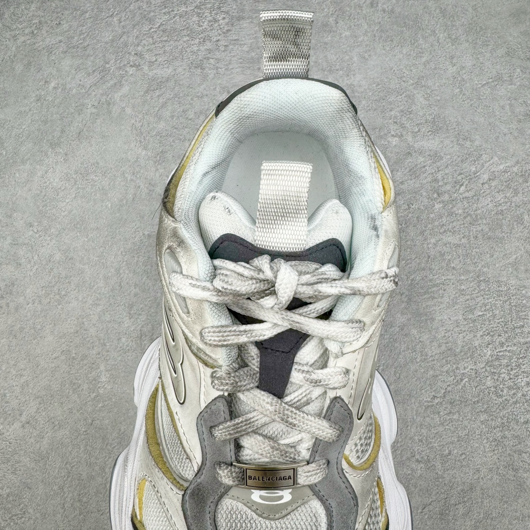图片[5]-＃总裁特价福利 Balenciaga CARGO Sneaker 巴黎世家十一代圆头系带舒适百搭低帮生活休闲鞋老爹鞋 全套原纸板楦头开发 最原汁原味的灵魂版型 全鞋荧光划线卡点 胶水把控整洁度追求极致完美 每一双都是工艺品 多重QC质检 超越公司货的品控标准 实实在在的免检产品 原盒原配 正确字体电绣 粗细、位置、大小正确 侧边TPU 透气孔匹配意产原版 正确分离大底 TPU软底 原版一致大底LOGO 立体感十足 原厂皮料水洗做旧 采购原厂网纱 这款超细纤维和网布工装运动鞋 来自 Balenciaga 2024年夏季系列 其前卫的设计、夸张的体积和反光细节赋予其特别的轮廓 在 2024 夏季系列的秀场上 我们看到了睽违已久的新款运动鞋 Cargo Sneaker 看鞋名便可猜想 延续 3XL 经典设计 这似乎是一双天生为阔腿 Cargo 而生的鞋款 并且它比起 3XL 本就极度夸张的造型更加夸张 拥有更大的鞋底面积以及更为上翘的鞋头 堪称「5XL」外观设计上除了「比大更大」做旧的厚网布鞋面 还有一种经典 Track 鞋款融合 New Balance 9060 中底之即视感 标志性 Sporty B Logo 置于鞋面中间 再加上明显提高的中底厚度 你也不用害怕与3XL难以分辨 尺码：35/46-选品中心