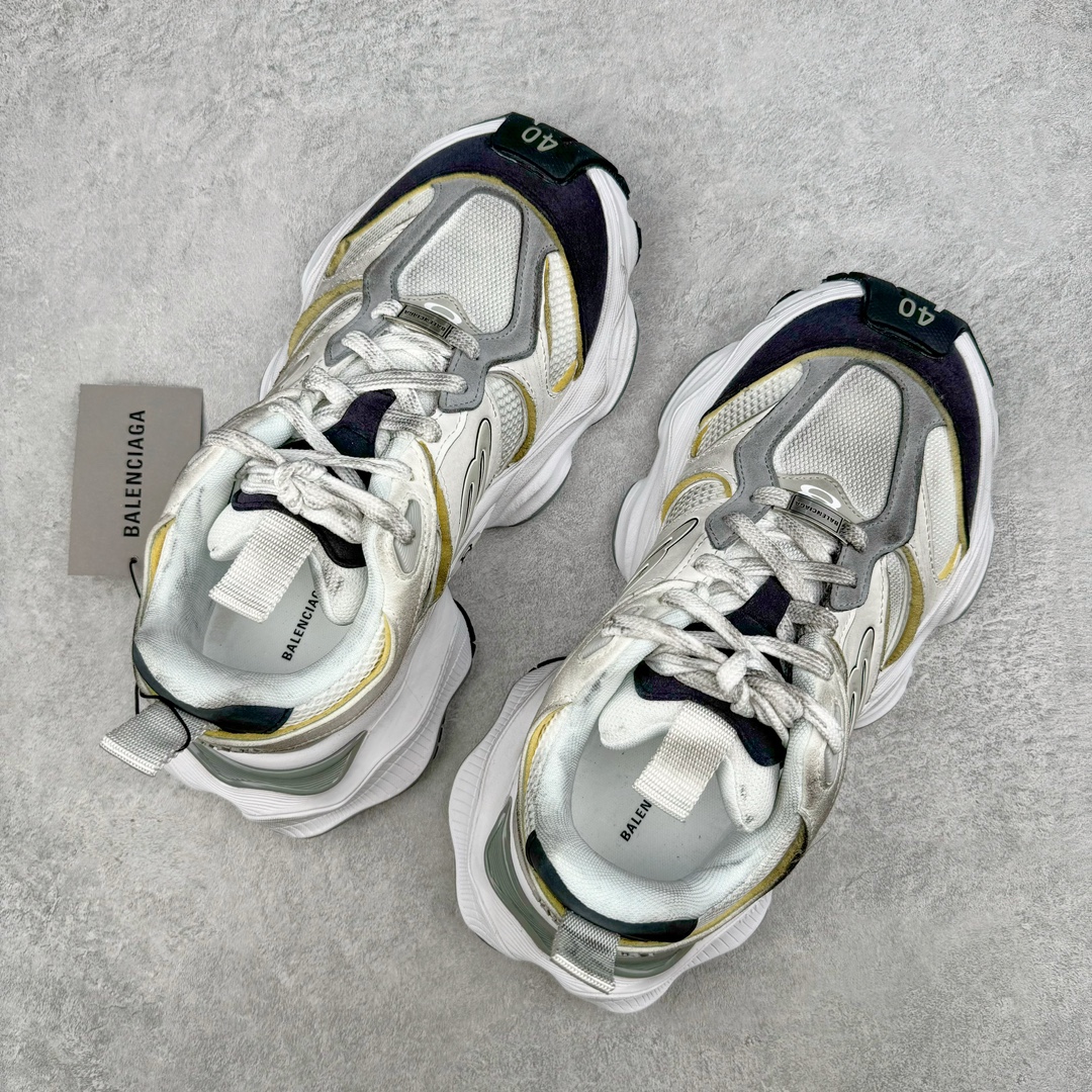 图片[3]-＃总裁特价福利 Balenciaga CARGO Sneaker 巴黎世家十一代圆头系带舒适百搭低帮生活休闲鞋老爹鞋 全套原纸板楦头开发 最原汁原味的灵魂版型 全鞋荧光划线卡点 胶水把控整洁度追求极致完美 每一双都是工艺品 多重QC质检 超越公司货的品控标准 实实在在的免检产品 原盒原配 正确字体电绣 粗细、位置、大小正确 侧边TPU 透气孔匹配意产原版 正确分离大底 TPU软底 原版一致大底LOGO 立体感十足 原厂皮料水洗做旧 采购原厂网纱 这款超细纤维和网布工装运动鞋 来自 Balenciaga 2024年夏季系列 其前卫的设计、夸张的体积和反光细节赋予其特别的轮廓 在 2024 夏季系列的秀场上 我们看到了睽违已久的新款运动鞋 Cargo Sneaker 看鞋名便可猜想 延续 3XL 经典设计 这似乎是一双天生为阔腿 Cargo 而生的鞋款 并且它比起 3XL 本就极度夸张的造型更加夸张 拥有更大的鞋底面积以及更为上翘的鞋头 堪称「5XL」外观设计上除了「比大更大」做旧的厚网布鞋面 还有一种经典 Track 鞋款融合 New Balance 9060 中底之即视感 标志性 Sporty B Logo 置于鞋面中间 再加上明显提高的中底厚度 你也不用害怕与3XL难以分辨 尺码：35/46-选品中心