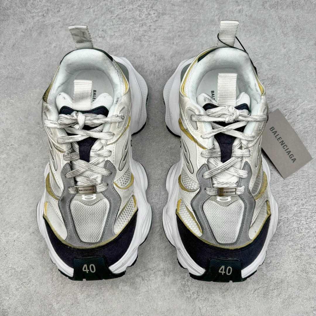 图片[2]-＃总裁特价福利 Balenciaga CARGO Sneaker 巴黎世家十一代圆头系带舒适百搭低帮生活休闲鞋老爹鞋 全套原纸板楦头开发 最原汁原味的灵魂版型 全鞋荧光划线卡点 胶水把控整洁度追求极致完美 每一双都是工艺品 多重QC质检 超越公司货的品控标准 实实在在的免检产品 原盒原配 正确字体电绣 粗细、位置、大小正确 侧边TPU 透气孔匹配意产原版 正确分离大底 TPU软底 原版一致大底LOGO 立体感十足 原厂皮料水洗做旧 采购原厂网纱 这款超细纤维和网布工装运动鞋 来自 Balenciaga 2024年夏季系列 其前卫的设计、夸张的体积和反光细节赋予其特别的轮廓 在 2024 夏季系列的秀场上 我们看到了睽违已久的新款运动鞋 Cargo Sneaker 看鞋名便可猜想 延续 3XL 经典设计 这似乎是一双天生为阔腿 Cargo 而生的鞋款 并且它比起 3XL 本就极度夸张的造型更加夸张 拥有更大的鞋底面积以及更为上翘的鞋头 堪称「5XL」外观设计上除了「比大更大」做旧的厚网布鞋面 还有一种经典 Track 鞋款融合 New Balance 9060 中底之即视感 标志性 Sporty B Logo 置于鞋面中间 再加上明显提高的中底厚度 你也不用害怕与3XL难以分辨 尺码：35/46-选品中心