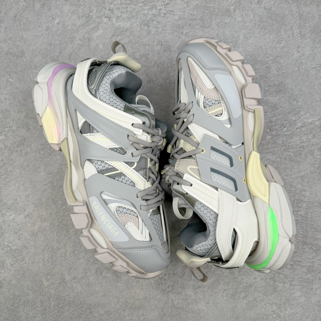 图片[3]-💰460 ＃VG零售版 BALENCIAGA Track Led Trainers 巴黎世家复古灯鞋潮流百搭老爹鞋 充电接口处在Track下方电池容量：单次充电满充可使用16-20小时 在后跟位置增加了可充电 LED 灯带的部分 只需单击「Track」键即可点亮 并设有红、黄、蓝、绿、紫等 11 种不同的灯光模式 大大增加了鞋款的吸睛度 而电量耗尽之后则需要通过附赠的充电线进行充电 成份：47%涤纶 40%聚氨酯纤维 13%Nylon 采用尼龙和网眼布制成 100%不含皮革 尺码饰于足尖 鞋后跟压印Track字样 外底正面压印BB标识 外侧印有Balenciaga印花 鞋舌压印Balenciaga标识 双鞋带以常规方式打结 后帮及鞋舌配有拉环鞋提 动态鞋底设计 为双脚带来后续的助力 50毫米鞋弓 水洗做旧风格 中国制造 此商品提供Balenciaga防尘袋和包装盒 全套原纸板楦头开发 最原汁原味的灵魂版型 全鞋荧光划线卡点 胶水把控整洁度追求极致完美 每一双都是工艺品 多重QC质检 超越公司货的品控标准 实实在在的免检产品 原盒原配 正确字体电绣 粗细、位置、大小正确 侧边TPU 透气孔匹配意产原版 正确分离大底 TPU软底 原版一致大底LOGO 立体感十足 原厂皮料水洗做旧 采购原厂网纱 正常尺码 尺码：35 36 37 38 39 40 41 42 43 44 45 46 编码：by5936030-运动鞋