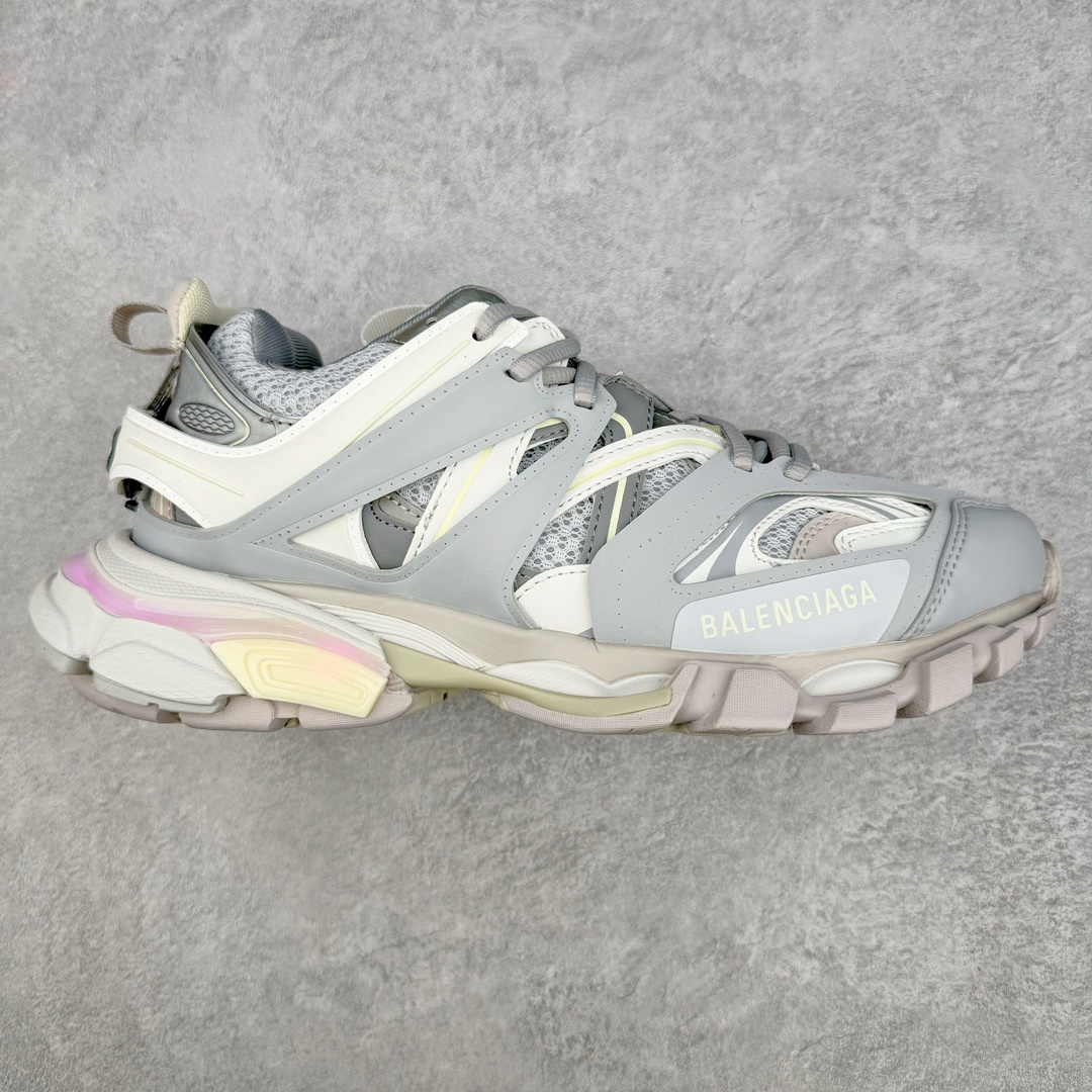 💰460 ＃VG零售版 BALENCIAGA Track Led Trainers 巴黎世家复古灯鞋潮流百搭老爹鞋 充电接口处在Track下方电池容量：单次充电满充可使用16-20小时 在后跟位置增加了可充电 LED 灯带的部分 只需单击「Track」键即可点亮 并设有红、黄、蓝、绿、紫等 11 种不同的灯光模式 大大增加了鞋款的吸睛度 而电量耗尽之后则需要通过附赠的充电线进行充电 成份：47%涤纶 40%聚氨酯纤维 13%Nylon 采用尼龙和网眼布制成 100%不含皮革 尺码饰于足尖 鞋后跟压印Track字样 外底正面压印BB标识 外侧印有Balenciaga印花 鞋舌压印Balenciaga标识 双鞋带以常规方式打结 后帮及鞋舌配有拉环鞋提 动态鞋底设计 为双脚带来后续的助力 50毫米鞋弓 水洗做旧风格 中国制造 此商品提供Balenciaga防尘袋和包装盒 全套原纸板楦头开发 最原汁原味的灵魂版型 全鞋荧光划线卡点 胶水把控整洁度追求极致完美 每一双都是工艺品 多重QC质检 超越公司货的品控标准 实实在在的免检产品 原盒原配 正确字体电绣 粗细、位置、大小正确 侧边TPU 透气孔匹配意产原版 正确分离大底 TPU软底 原版一致大底LOGO 立体感十足 原厂皮料水洗做旧 采购原厂网纱 正常尺码 尺码：35 36 37 38 39 40 41 42 43 44 45 46 编码：by5936030-运动鞋