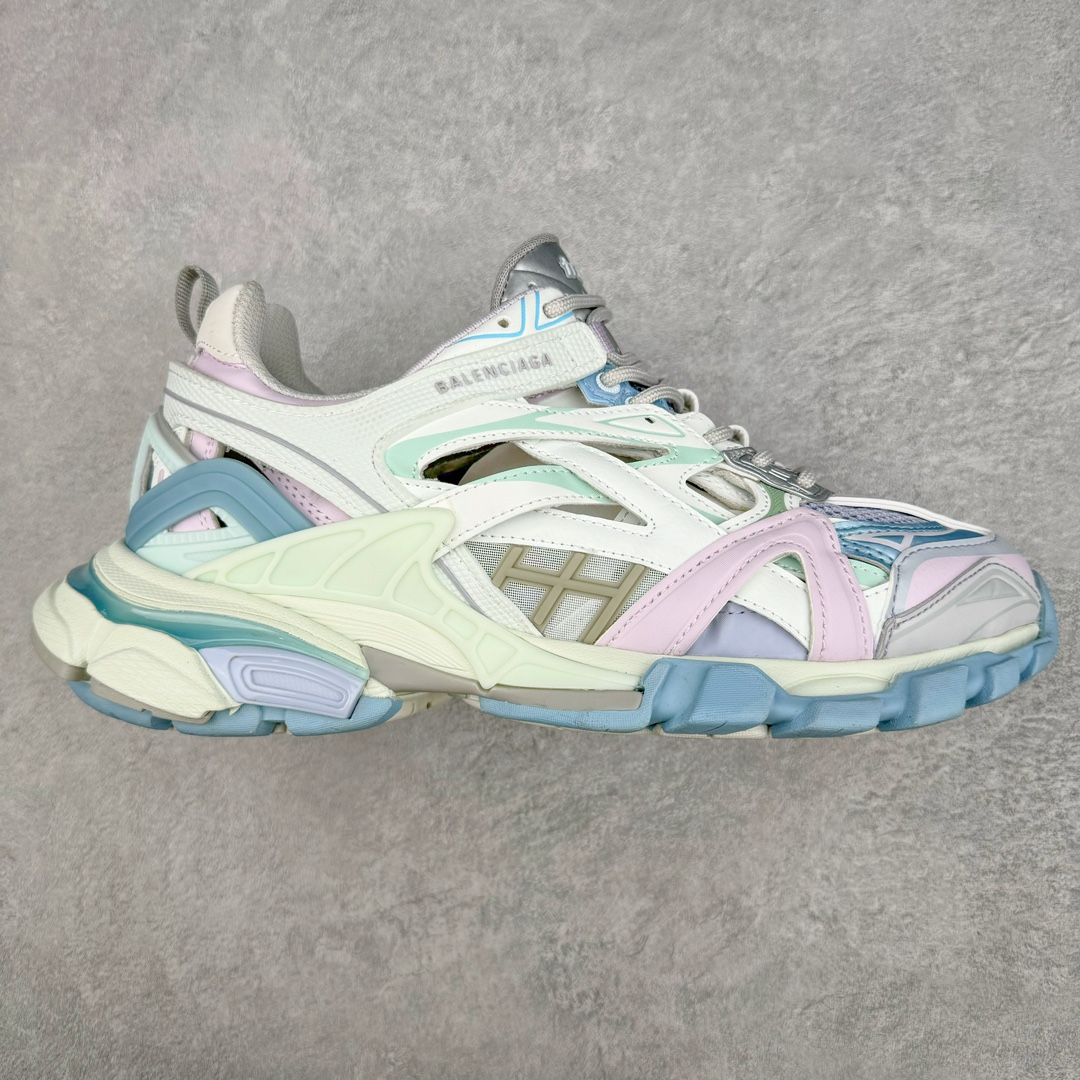 💰460 ＃VG零售版 BALENCIAGA Track 2.0 巴黎世家复古老爹鞋 全套原纸板楦头开发 最原汁原味的灵魂版型 全鞋荧光划线卡点 胶水把控整洁度追求极致完美 每一双都是工艺品 多重QC质检 超越公司货的品控标准 实实在在的免检产品 原盒原配 正确字体电绣 粗细、位置、大小正确 侧边TPU 透气孔匹配意产原版 正确气垫分离大底 TPU软底 原版一致大底LOGO 立体感十足 原厂皮料水洗做旧 采购原厂网纱 该款鞋采用网眼布和尼龙制成 不含皮革 鞋舌饰有Track.2橡胶品牌标识 外侧饰有橡胶品牌标识 泡沫后帮压印品牌标识 外底正面压印BB标识 由176块饰片拼接而成的铰接式鞋面 侧面配金属质感网眼布 内面配有额外金属光泽饰件 包含1副鞋带和1副备用鞋带 后帮配有拉环鞋提 动态鞋底设计 为双脚带来后续的助力 正常尺码 Size：35 36 37 38 39 40 41 42 43 44 45 46 编码：by5936030-运动鞋