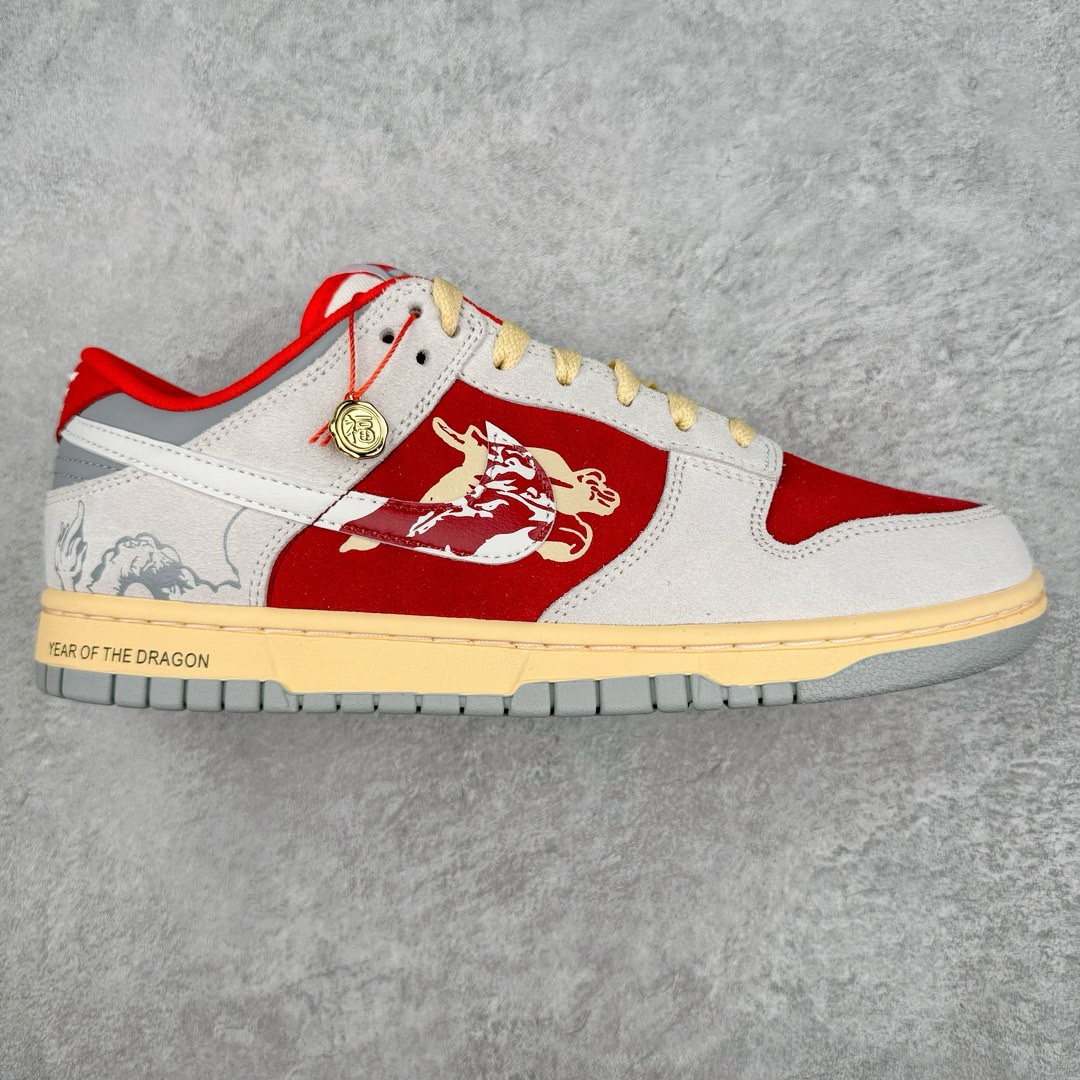 💰190 NK Dunk Low 蒸汽木偶 CNY龙年限定 中国龙 白灰橙 FJ5429-133 大厂出品 极力推荐 原装头层材料 独家版型蒸餾加工帶來的是更好的视觉和脚感体验大厂纯原品质出货 清洁度 电绣工艺 皮料切割干净无任何毛边 细节完美 SIZE：36 36.5 37.5 38 38.5 39 40 40.5 41 42 42.5 43 44 44.5 45 46 47.5 编码：Bby2936060-运动鞋