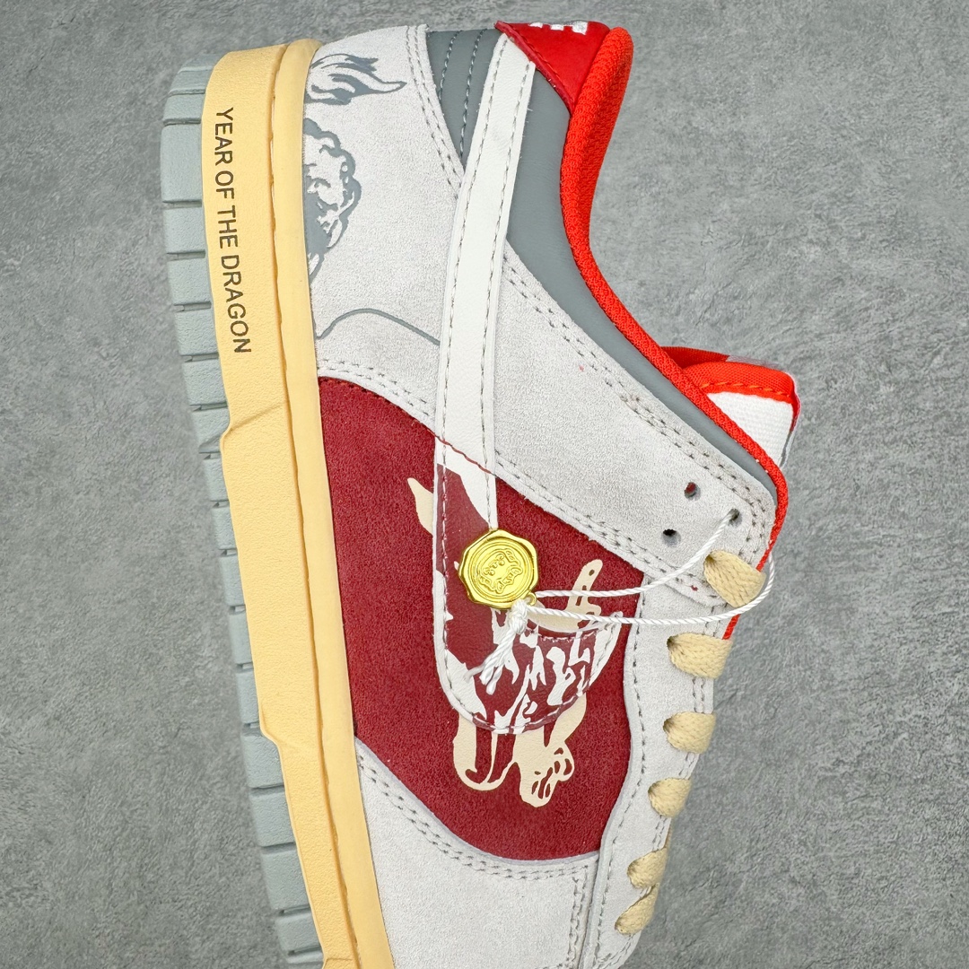 图片[6]-💰190 NK Dunk Low 蒸汽木偶 CNY龙年限定 中国龙 白灰橙 FJ5429-133 大厂出品 极力推荐 原装头层材料 独家版型蒸餾加工帶來的是更好的视觉和脚感体验大厂纯原品质出货 清洁度 电绣工艺 皮料切割干净无任何毛边 细节完美 SIZE：36 36.5 37.5 38 38.5 39 40 40.5 41 42 42.5 43 44 44.5 45 46 47.5 编码：Bby2936060-运动鞋