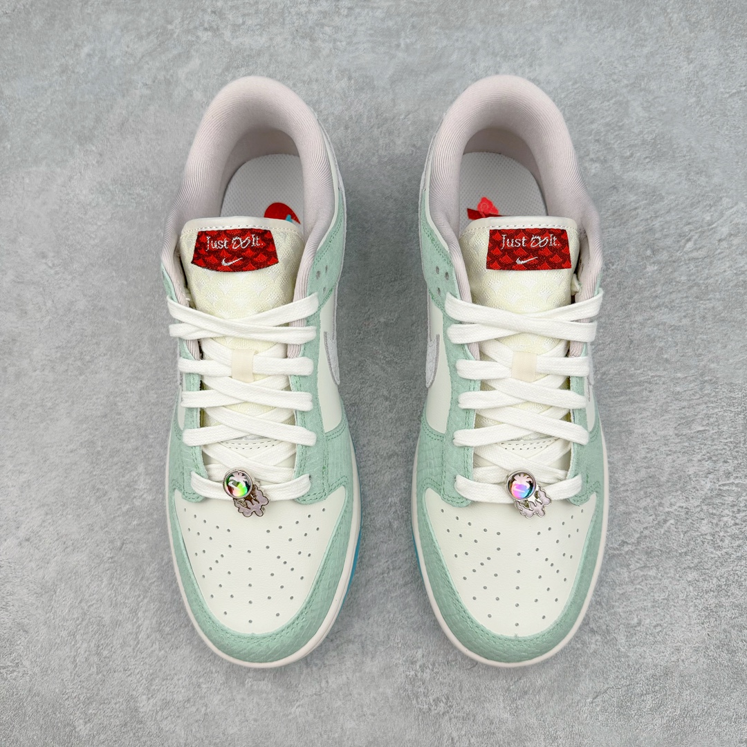 图片[2]-💰240 ＃N版纯原 NK Dunk Low LX CNY Year Of The Dragon 龙年限定 白绿仙人掌 FZ5065-111 东南亚外贸特供订单 原厂Sadesa D7 皮料 细纹排气孔完全一致 全套原楦原模倾力打造完美版型 独家原厂航空铝磨具打磨大底 鞋头坡度极致还原 无解鞋型 原盒原配 圈内天花板工艺 原厂冲刀 超高清洁度 全鞋零毛边皮料切割 采用原厂百宏鞋带以及原厂百宏织唛舌标 内标可供原厂几率过验 原厂中底布点胶 原厂中底布拉帮走线遵循公司 全鞋以白绿色呈现 红色和蓝色点缀 鞋面采用皮革和翻毛皮材质拼接打造 并在翻毛皮上加入了龙鳞纹 SIZE：35.5 36 36.5 37.5 38 38.5 39 40 40.5 41 42 42.5 43 44 44.5 45 46 47.5 编码：by3936010-运动鞋