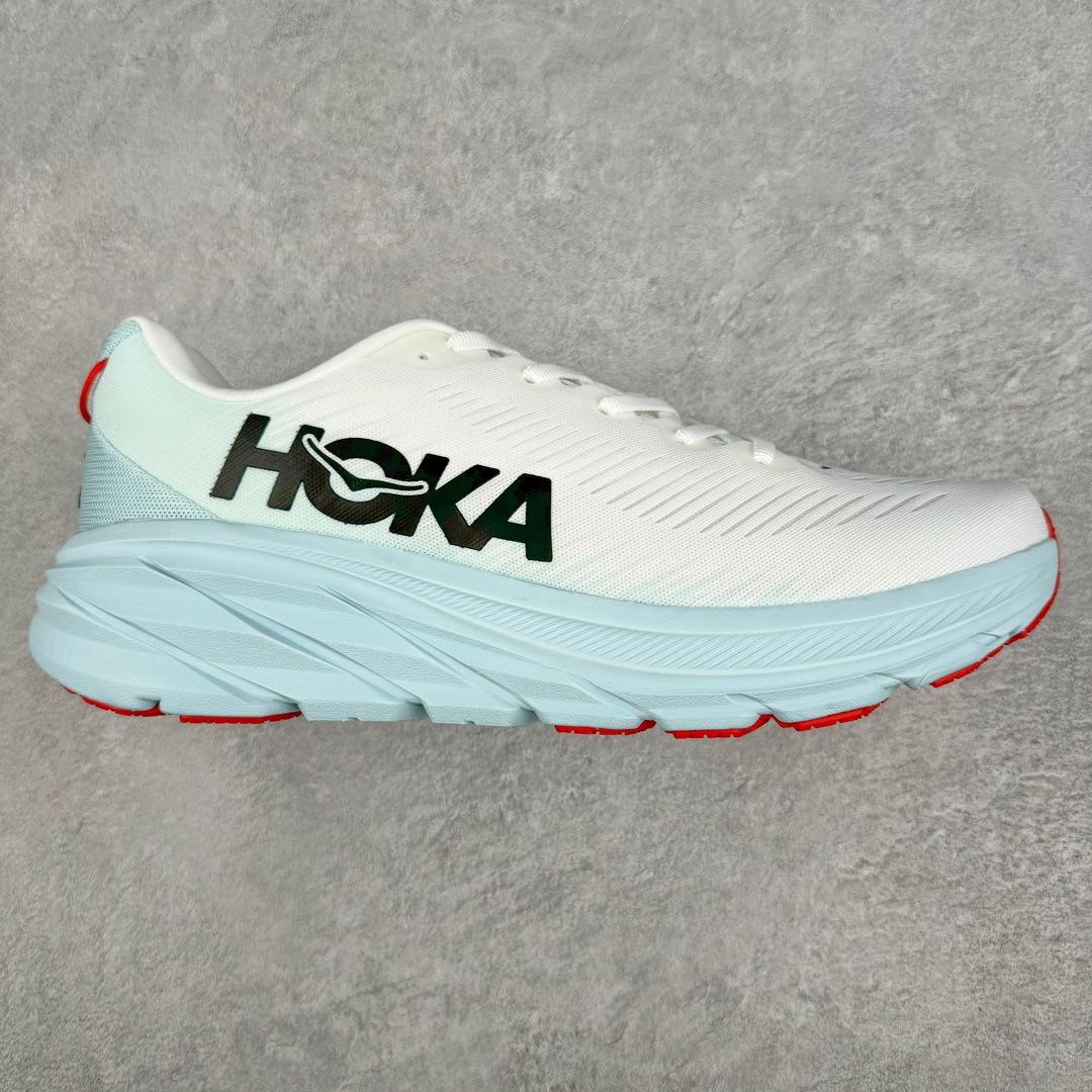 💰180 HOKA ONE ONE RINCON 3 低帮缓震跑步鞋 采用了更加轻质的设计理念 相比于上一代跑鞋 有着更加轻质的脚感 镂空网纱鞋面可帮助这款经典的轻便鞋型减少重量并提高透气性 模压EVA中底 将HOKA的标志性缓震结构与极轻盈的脚感相融合 速度型滚动平衡技术 确保每一步灵活自如 HOKA ONE ONE RINCON 3有着十分全面的性能表现 充分满足跑者需求 SIZE：36 36.5 37.5 38 38.5 39 40 40.5 41 42 42.5 43 44 44.5 45 46 编码：Rby2936050-运动鞋