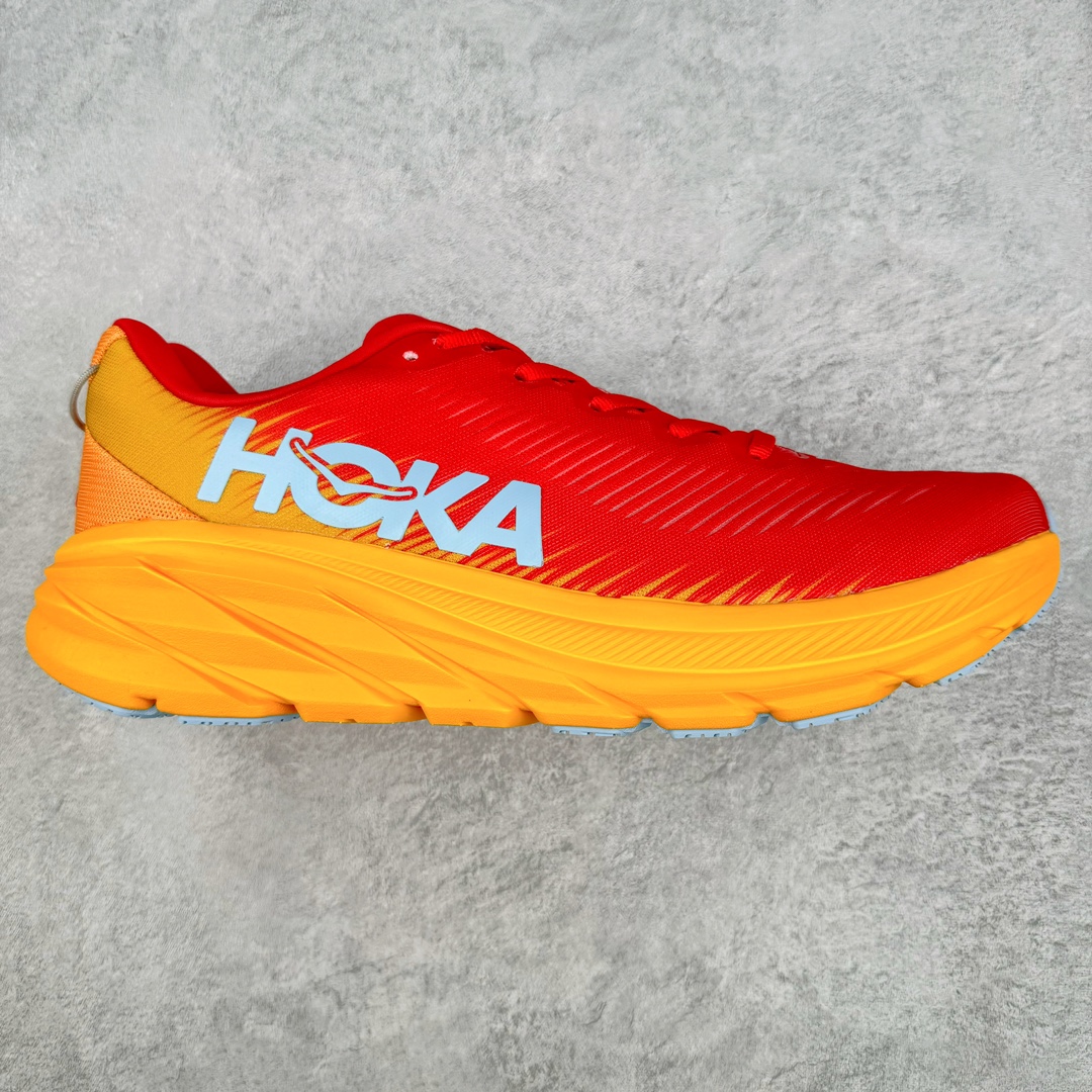 💰180 HOKA ONE ONE RINCON 3 低帮缓震跑步鞋 采用了更加轻质的设计理念 相比于上一代跑鞋 有着更加轻质的脚感 镂空网纱鞋面可帮助这款经典的轻便鞋型减少重量并提高透气性 模压EVA中底 将HOKA的标志性缓震结构与极轻盈的脚感相融合 速度型滚动平衡技术 确保每一步灵活自如 HOKA ONE ONE RINCON 3有着十分全面的性能表现 充分满足跑者需求 SIZE：36 36.5 37.5 38 38.5 39 40 40.5 41 42 42.5 43 44 44.5 45 46 编码：Rby2936050-运动鞋