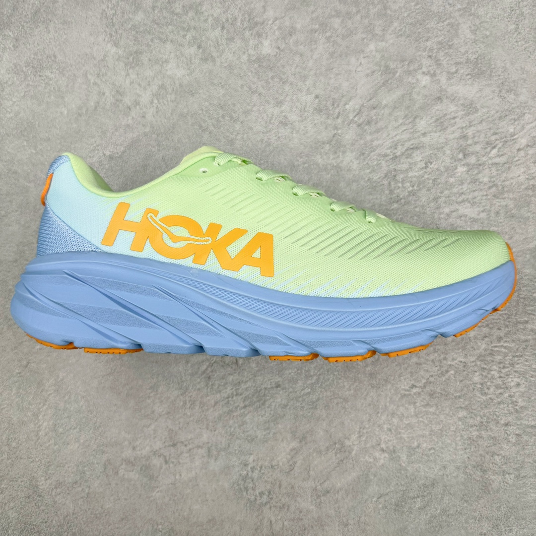 💰180 HOKA ONE ONE RINCON 3 低帮缓震跑步鞋 采用了更加轻质的设计理念 相比于上一代跑鞋 有着更加轻质的脚感 镂空网纱鞋面可帮助这款经典的轻便鞋型减少重量并提高透气性 模压EVA中底 将HOKA的标志性缓震结构与极轻盈的脚感相融合 速度型滚动平衡技术 确保每一步灵活自如 HOKA ONE ONE RINCON 3有着十分全面的性能表现 充分满足跑者需求 SIZE：36 36.5 37.5 38 38.5 39 40 40.5 41 42 42.5 43 44 44.5 45 46 编码：Rby2936050-运动鞋