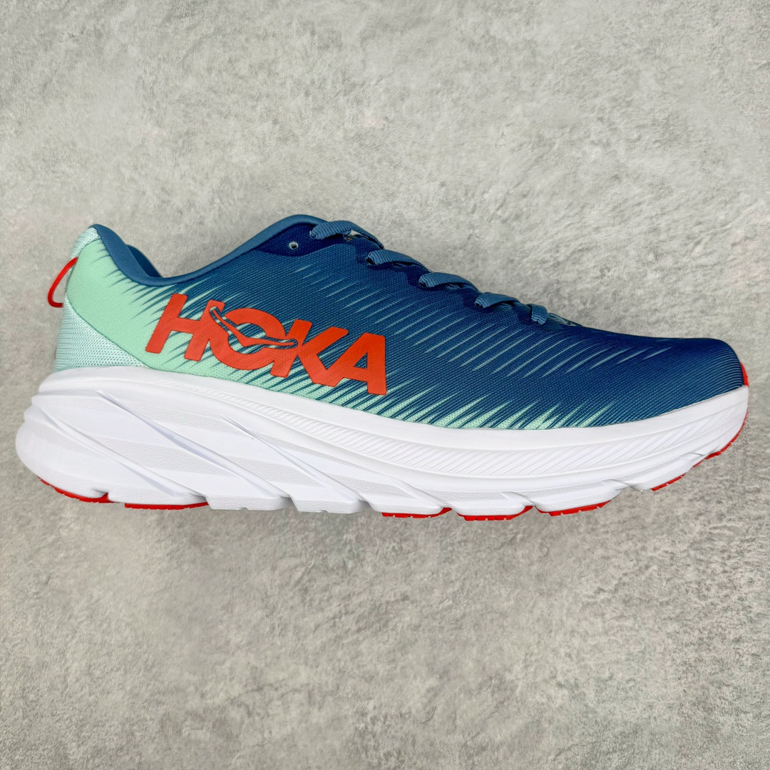 💰180 HOKA ONE ONE RINCON 3 低帮缓震跑步鞋 采用了更加轻质的设计理念 相比于上一代跑鞋 有着更加轻质的脚感 镂空网纱鞋面可帮助这款经典的轻便鞋型减少重量并提高透气性 模压EVA中底 将HOKA的标志性缓震结构与极轻盈的脚感相融合 速度型滚动平衡技术 确保每一步灵活自如 HOKA ONE ONE RINCON 3有着十分全面的性能表现 充分满足跑者需求 SIZE：36 36.5 37.5 38 38.5 39 40 40.5 41 42 42.5 43 44 44.5 45 46 编码：Rby2936050-运动鞋