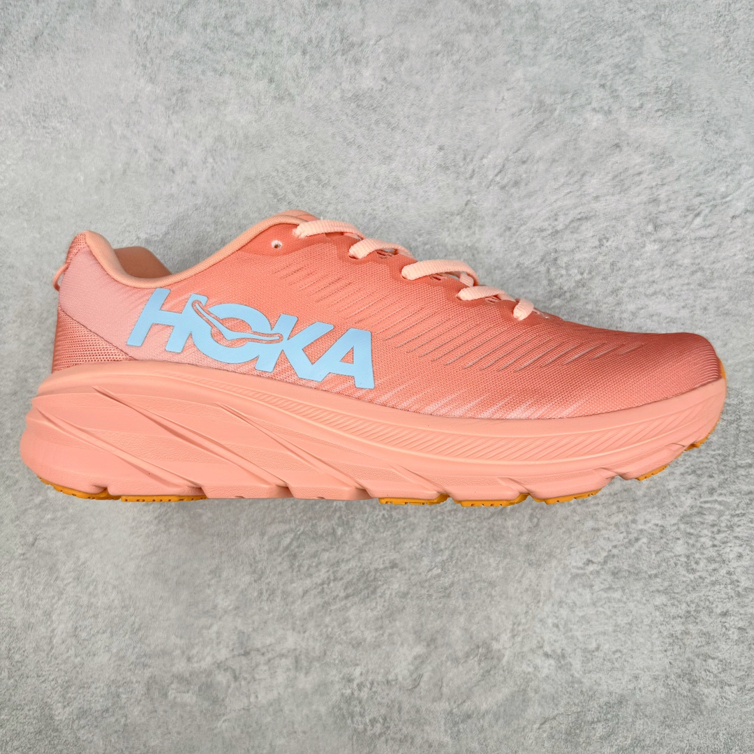 💰180 HOKA ONE ONE RINCON 3 低帮缓震跑步鞋 采用了更加轻质的设计理念 相比于上一代跑鞋 有着更加轻质的脚感 镂空网纱鞋面可帮助这款经典的轻便鞋型减少重量并提高透气性 模压EVA中底 将HOKA的标志性缓震结构与极轻盈的脚感相融合 速度型滚动平衡技术 确保每一步灵活自如 HOKA ONE ONE RINCON 3有着十分全面的性能表现 充分满足跑者需求 SIZE：36 36.5 37.5 38 38.5 39 40 40.5 41 42 42.5 43 44 44.5 45 46 编码：Rby2936050-运动鞋