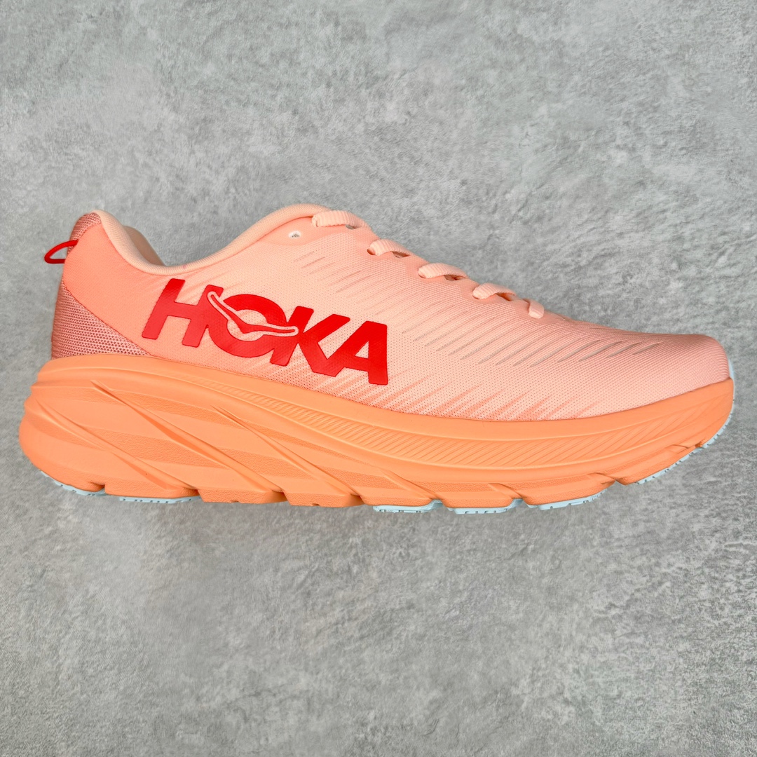 💰180 HOKA ONE ONE RINCON 3 低帮缓震跑步鞋 采用了更加轻质的设计理念 相比于上一代跑鞋 有着更加轻质的脚感 镂空网纱鞋面可帮助这款经典的轻便鞋型减少重量并提高透气性 模压EVA中底 将HOKA的标志性缓震结构与极轻盈的脚感相融合 速度型滚动平衡技术 确保每一步灵活自如 HOKA ONE ONE RINCON 3有着十分全面的性能表现 充分满足跑者需求 SIZE：36 36.5 37.5 38 38.5 39 40 40.5 41 42 42.5 43 44 44.5 45 46 编码：Rby2936050-运动鞋