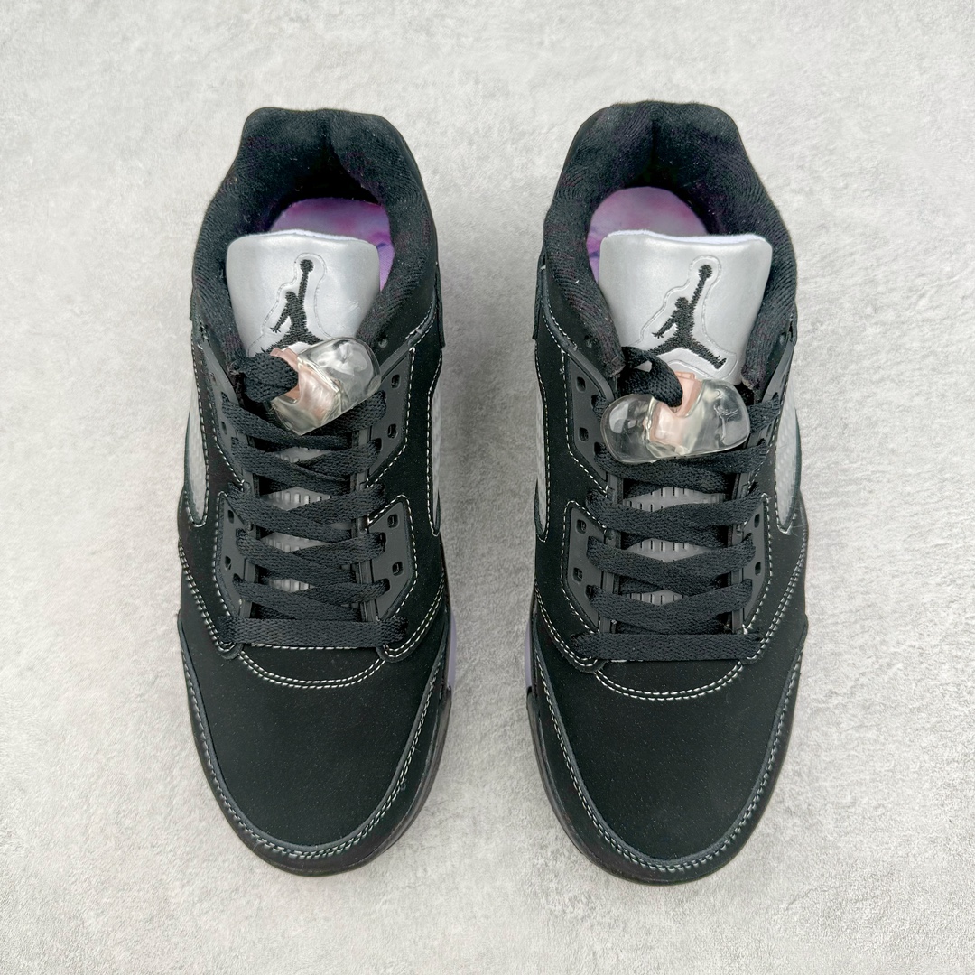 图片[2]-💰200 Air Jordan AJ5 Low “Dongdan”丹东限定黑粉 DX4355-015 此次全新的「东单」配色以 Air Jordan 5 Low为蓝本进行创作，通体黑色的鞋身辅以淡粉色点缀，视觉效果低调又不失细节。材质选择了 Air Jordan 5 牛巴革面料包裹，用最原始的质感将 Air Jordan 5 的血统彰显。细节方面，除了后跟的「东单」字样外，鞋垫也换成了夕阳般云朵图案，不禁让人想起每年夏季的「日落东单」赛事。值得一提的是，鞋盒上也同样印有云朵图案和东单字样，可见身为「中国限定」的牌面。SIZE：36 36.5 37.5 38 38.5 39 40 40.5 41 42 42.5 43 44 44.5 45 46 编码：Lby2936070-运动鞋