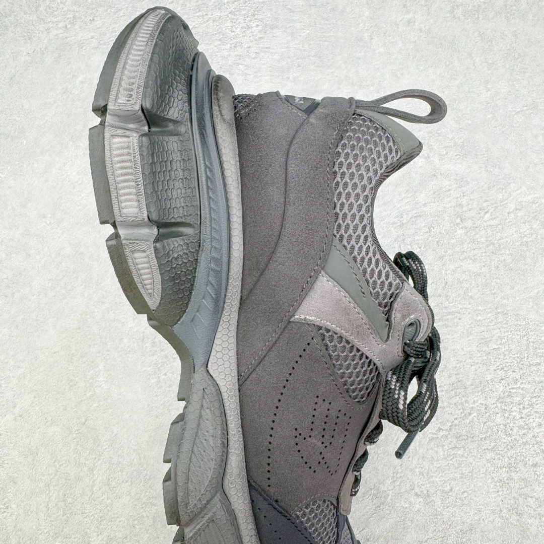 图片[6]-＃总裁特价福利 BALENCIAGA 3XL Sneakers 巴黎世家十代升级版网布系带低帮走秀复古老爹鞋 全套原纸板楦头开发 最原汁原味的灵魂版型 全鞋荧光划线卡点 胶水把控整洁度追求极致完美 每一双都是工艺品 多重QC质检 超越公司货的品控标准 实实在在的免检产品 原盒原配 正确字体电绣 粗细、位置、大小正确 侧边TPU 透气孔匹配意产原版 正确分离大底 TPU软底 原版一致大底LOGO 立体感十足 原厂皮料水洗做旧 采购原厂网纱 不含皮革 网布材料和聚氨酯 磨损效果 鞋头边缘和后帮 Balenciaga 徽标 鞋面和后跟凸印尺码 鞋舌 3XL 橡胶品牌标识和反光细节 鞋帮拉袢和鞋舌拉祥 配反光细节 备用鞋带在鞋履前侧 可在穿着前取下 便于不同造型搭配 偏大一码 尺码：35 36 37 38 39 40 41 42 43 44 45-选品中心