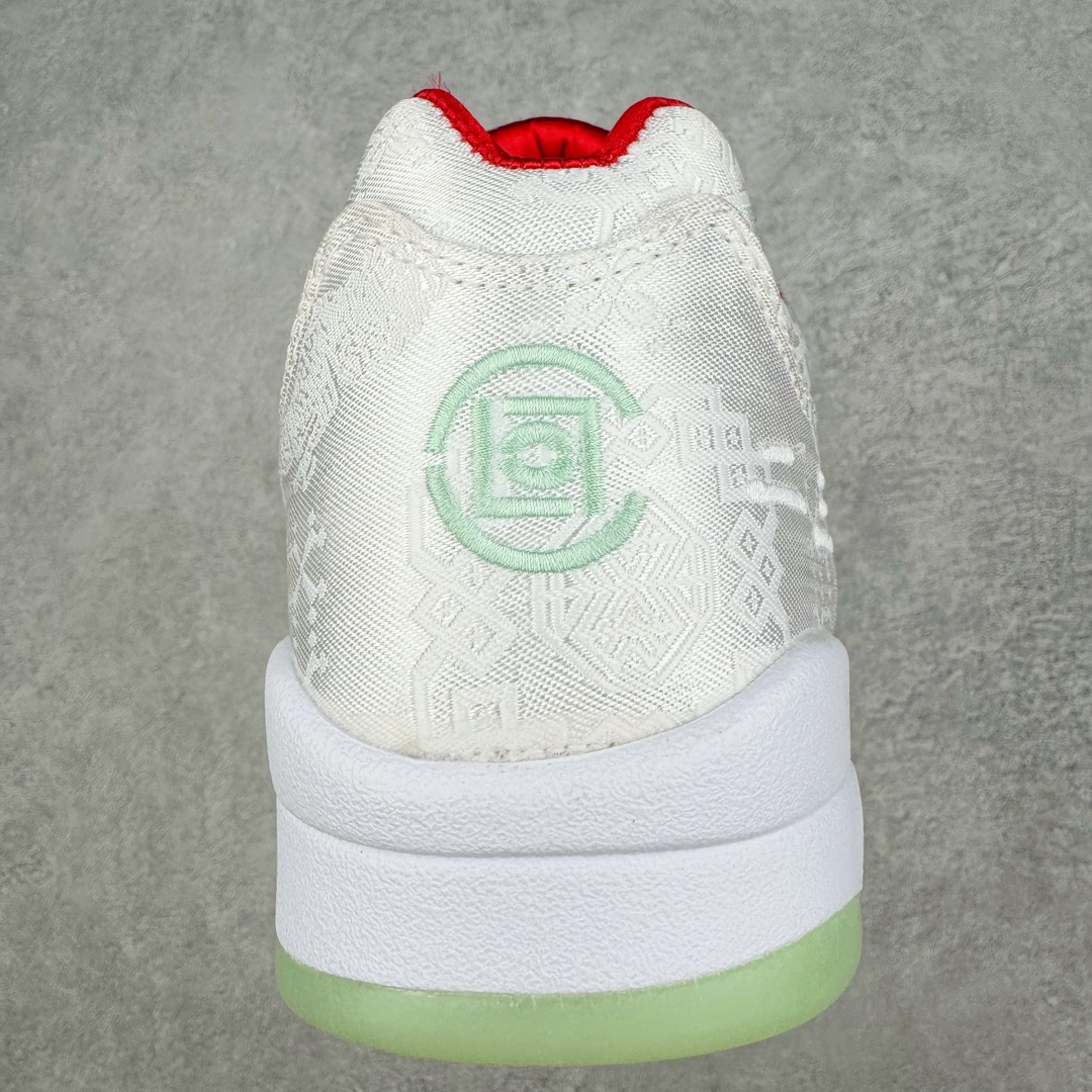 图片[8]-💰200 Air Jordan AJ5 Low “Jade”联名鞋款 DM4640-666 向中国文化经久不衰的艺术性和传统致敬 到2023年，Clot推出亲友限定款Clot x Air Jordan 5 Low “White Silk”白丝绸配色，庆祝其成立20周年，这是一亲友限定配色限量250双鞋。Clot对Air Jordan 5 Low精雕细琢，保留了原有的特色，但摒弃了黑色基底，打造出优雅的白色丝绸饰面，同时整个鞋面采用精心刺绣的汉字，后跟则带有Clot Logo，鞋带、飞人标志和鞋垫以红色设计，更添魅力，最后 以白色中底装饰红色鲨鱼牙齿，和半透明的玉绿色水晶外底完善设计。SIZE：36 36.5 37.5 38 38.5 39 40 40.5 41 42 42.5 43 44 44.5 45 46 编码：Lby2936070-运动鞋