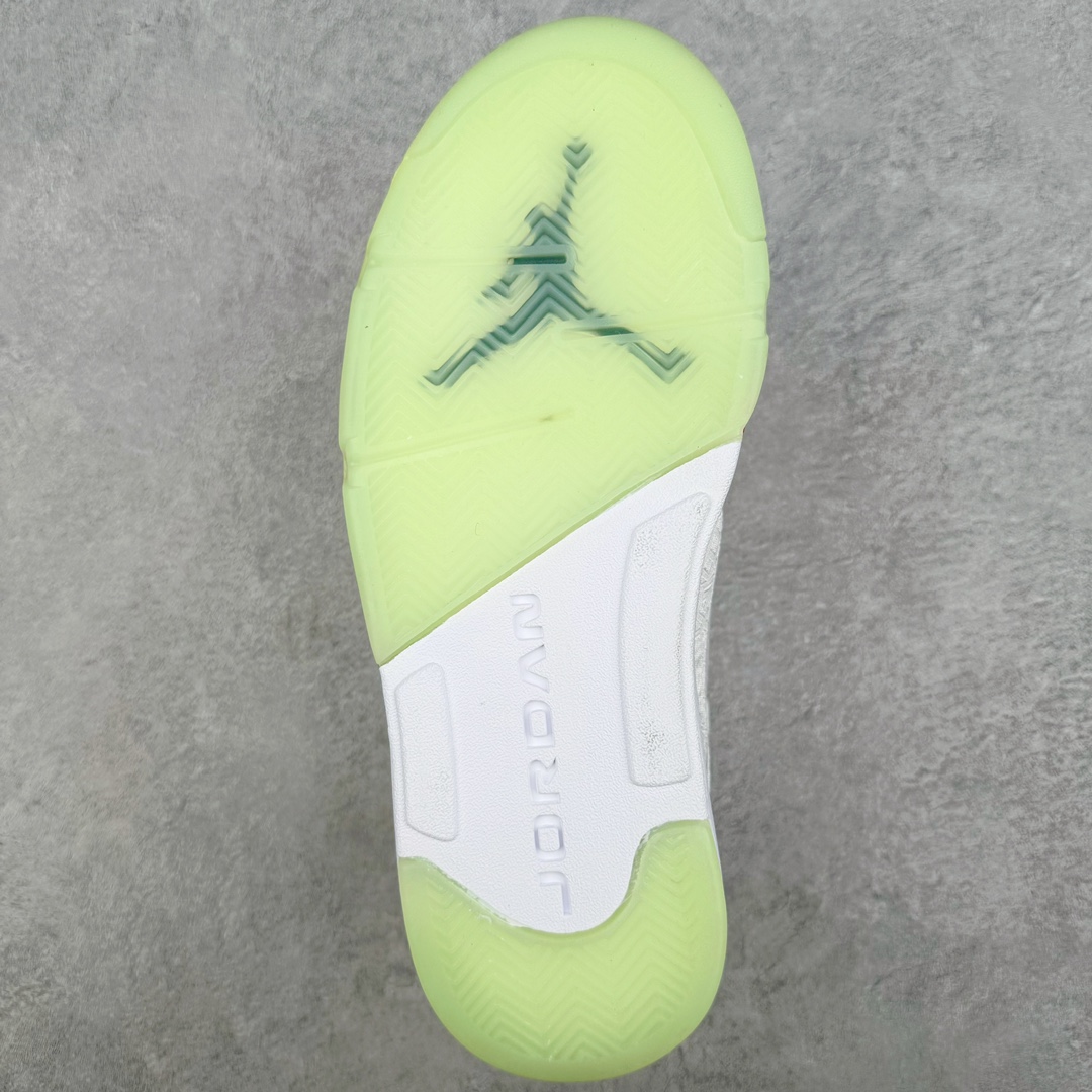 图片[9]-💰200 Air Jordan AJ5 Low “Jade”联名鞋款 DM4640-666 向中国文化经久不衰的艺术性和传统致敬 到2023年，Clot推出亲友限定款Clot x Air Jordan 5 Low “White Silk”白丝绸配色，庆祝其成立20周年，这是一亲友限定配色限量250双鞋。Clot对Air Jordan 5 Low精雕细琢，保留了原有的特色，但摒弃了黑色基底，打造出优雅的白色丝绸饰面，同时整个鞋面采用精心刺绣的汉字，后跟则带有Clot Logo，鞋带、飞人标志和鞋垫以红色设计，更添魅力，最后 以白色中底装饰红色鲨鱼牙齿，和半透明的玉绿色水晶外底完善设计。SIZE：36 36.5 37.5 38 38.5 39 40 40.5 41 42 42.5 43 44 44.5 45 46 编码：Lby2936070-运动鞋