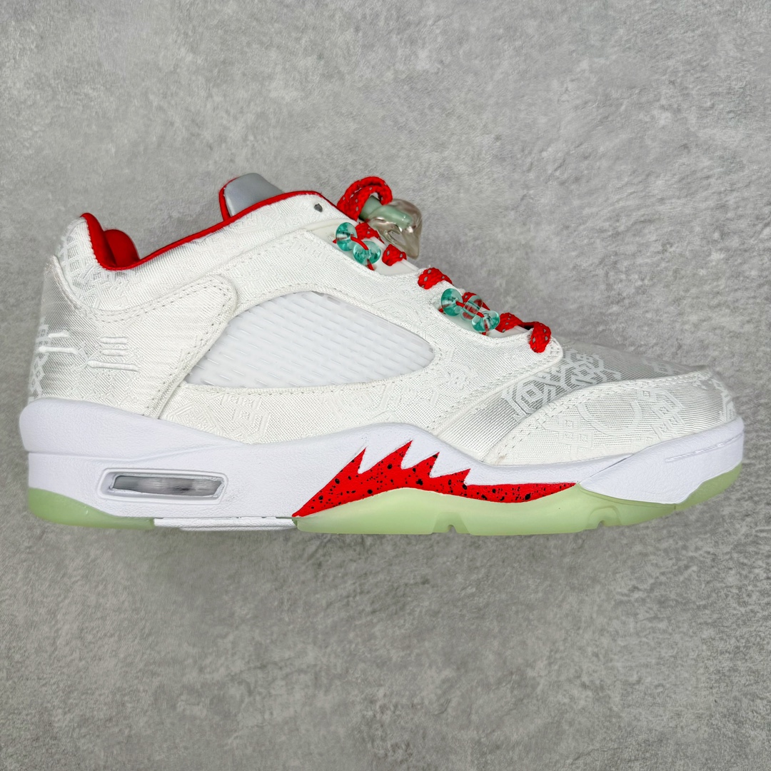 💰200 Air Jordan AJ5 Low “Jade”联名鞋款 DM4640-666 向中国文化经久不衰的艺术性和传统致敬 到2023年，Clot推出亲友限定款Clot x Air Jordan 5 Low “White Silk”白丝绸配色，庆祝其成立20周年，这是一亲友限定配色限量250双鞋。Clot对Air Jordan 5 Low精雕细琢，保留了原有的特色，但摒弃了黑色基底，打造出优雅的白色丝绸饰面，同时整个鞋面采用精心刺绣的汉字，后跟则带有Clot Logo，鞋带、飞人标志和鞋垫以红色设计，更添魅力，最后 以白色中底装饰红色鲨鱼牙齿，和半透明的玉绿色水晶外底完善设计。SIZE：36 36.5 37.5 38 38.5 39 40 40.5 41 42 42.5 43 44 44.5 45 46 编码：Lby2936070-运动鞋