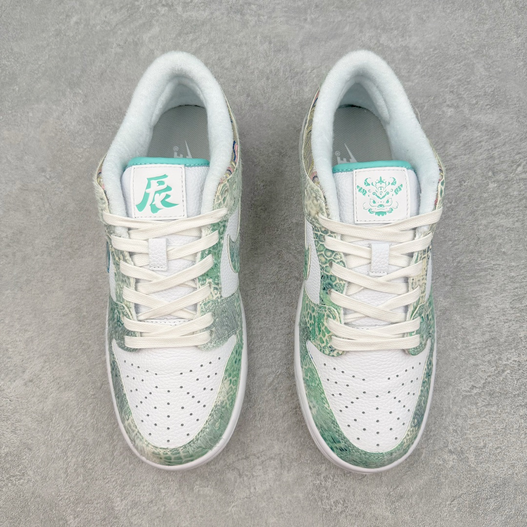 图片[2]-💰350 ＃B版纯原 NK Dunk Low 蒸汽木偶 CNY龙年限定 龙海龙宫三太子 白青 DV0831-101 工艺手法钢印水钩刺绣缝纫 除鞋底外全鞋改造材质仿马毛 皮革 丝绸 口碑大厂出品 品控大底版型不断改良更新品质稳定 全套原纸板楦头开发 确保原汁原味 完美呈现DUNK版型 原厂玻璃冲刀 超高清洁度 全鞋零毛边皮料切割 通过独特多巴胺配色渐变设计、解构麻绳鞋带等细节 让嘻哈元素和潮流元素相结合 尽显帅气本质 设计上尽显特色 百搭耐看 表现出特有的潮流感 整鞋风格鲜明 极具美学 穿出门更是回头率满满 SIZE：35.5 36 36.5 37.5 38 38.5 39 40 40.5 41 42 42.5 43 44 44.5 45 46 47.5 编码：by4936020-运动鞋