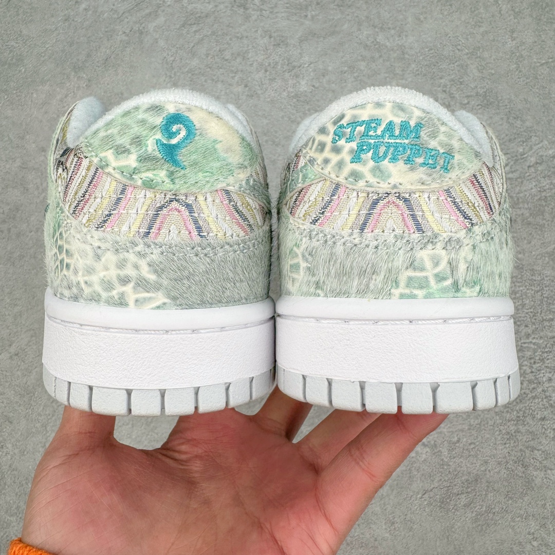 图片[5]-💰350 ＃B版纯原 NK Dunk Low 蒸汽木偶 CNY龙年限定 龙海龙宫三太子 白青 DV0831-101 工艺手法钢印水钩刺绣缝纫 除鞋底外全鞋改造材质仿马毛 皮革 丝绸 口碑大厂出品 品控大底版型不断改良更新品质稳定 全套原纸板楦头开发 确保原汁原味 完美呈现DUNK版型 原厂玻璃冲刀 超高清洁度 全鞋零毛边皮料切割 通过独特多巴胺配色渐变设计、解构麻绳鞋带等细节 让嘻哈元素和潮流元素相结合 尽显帅气本质 设计上尽显特色 百搭耐看 表现出特有的潮流感 整鞋风格鲜明 极具美学 穿出门更是回头率满满 SIZE：35.5 36 36.5 37.5 38 38.5 39 40 40.5 41 42 42.5 43 44 44.5 45 46 47.5 编码：by4936020-运动鞋