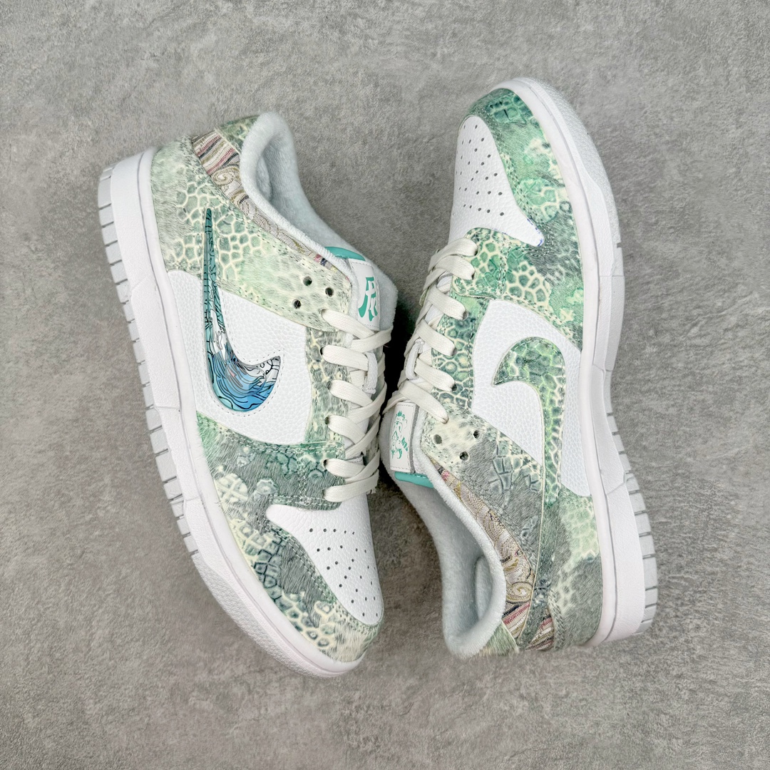 图片[3]-💰350 ＃B版纯原 NK Dunk Low 蒸汽木偶 CNY龙年限定 龙海龙宫三太子 白青 DV0831-101 工艺手法钢印水钩刺绣缝纫 除鞋底外全鞋改造材质仿马毛 皮革 丝绸 口碑大厂出品 品控大底版型不断改良更新品质稳定 全套原纸板楦头开发 确保原汁原味 完美呈现DUNK版型 原厂玻璃冲刀 超高清洁度 全鞋零毛边皮料切割 通过独特多巴胺配色渐变设计、解构麻绳鞋带等细节 让嘻哈元素和潮流元素相结合 尽显帅气本质 设计上尽显特色 百搭耐看 表现出特有的潮流感 整鞋风格鲜明 极具美学 穿出门更是回头率满满 SIZE：35.5 36 36.5 37.5 38 38.5 39 40 40.5 41 42 42.5 43 44 44.5 45 46 47.5 编码：by4936020-运动鞋