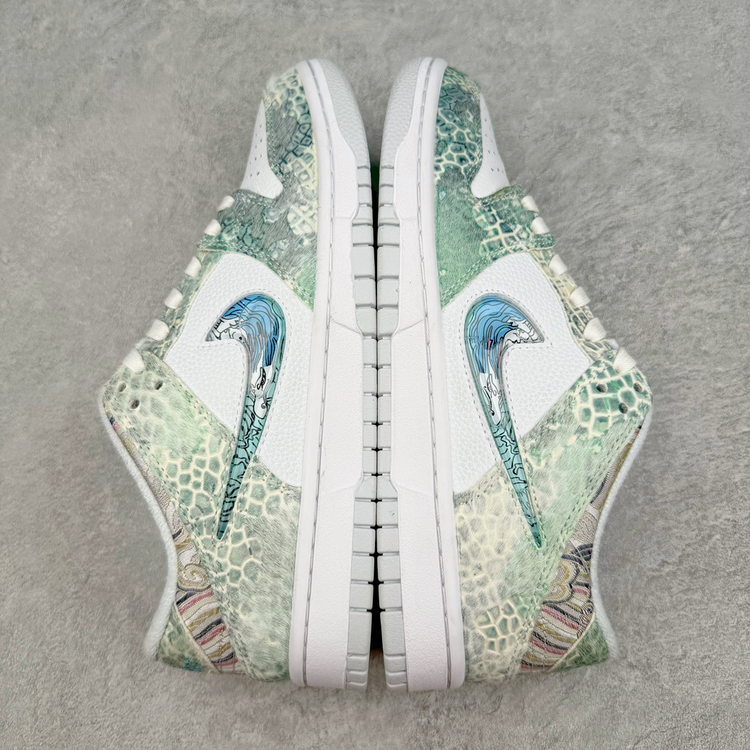 图片[4]-💰350 ＃B版纯原 NK Dunk Low 蒸汽木偶 CNY龙年限定 龙海龙宫三太子 白青 DV0831-101 工艺手法钢印水钩刺绣缝纫 除鞋底外全鞋改造材质仿马毛 皮革 丝绸 口碑大厂出品 品控大底版型不断改良更新品质稳定 全套原纸板楦头开发 确保原汁原味 完美呈现DUNK版型 原厂玻璃冲刀 超高清洁度 全鞋零毛边皮料切割 通过独特多巴胺配色渐变设计、解构麻绳鞋带等细节 让嘻哈元素和潮流元素相结合 尽显帅气本质 设计上尽显特色 百搭耐看 表现出特有的潮流感 整鞋风格鲜明 极具美学 穿出门更是回头率满满 SIZE：35.5 36 36.5 37.5 38 38.5 39 40 40.5 41 42 42.5 43 44 44.5 45 46 47.5 编码：by4936020-运动鞋