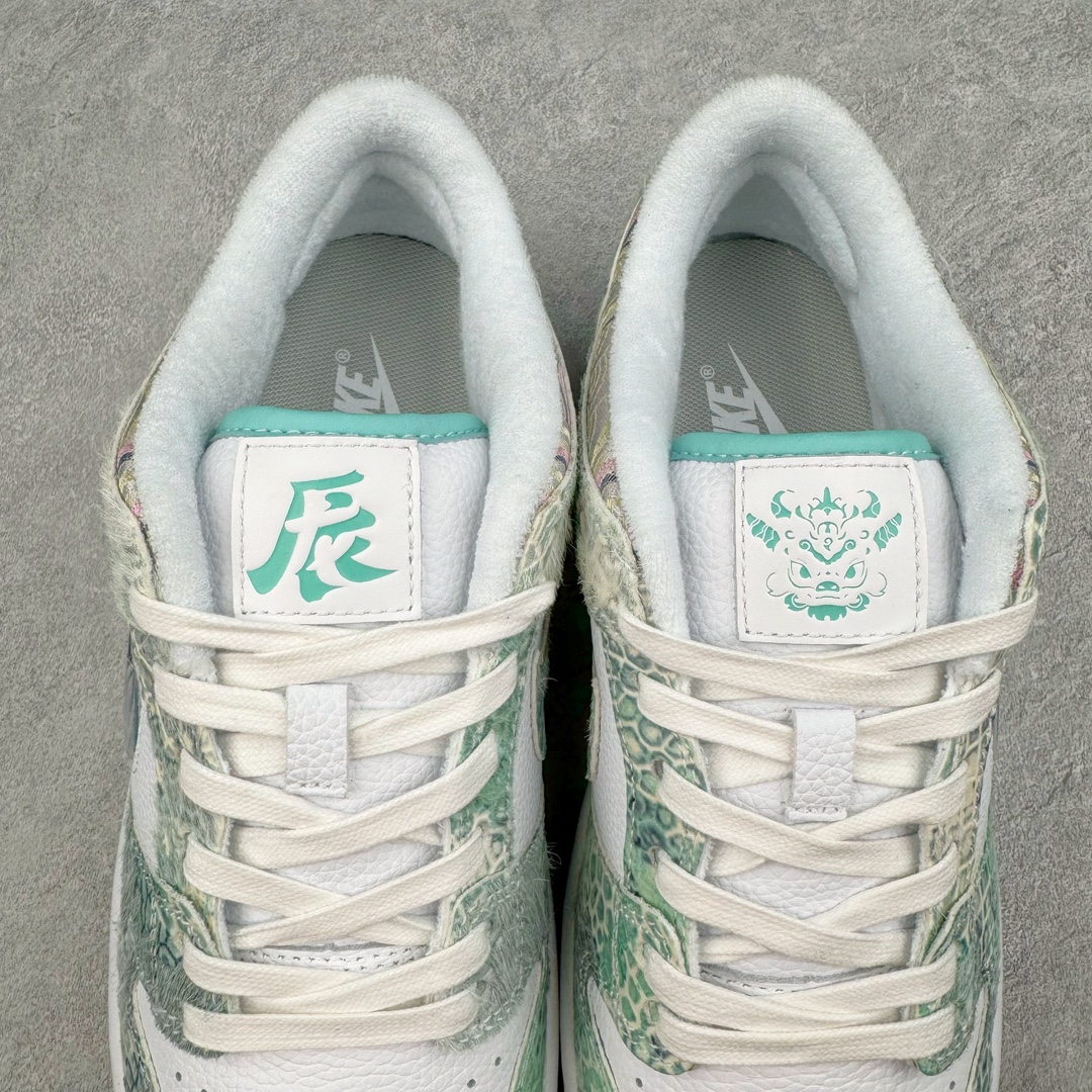 图片[8]-💰350 ＃B版纯原 NK Dunk Low 蒸汽木偶 CNY龙年限定 龙海龙宫三太子 白青 DV0831-101 工艺手法钢印水钩刺绣缝纫 除鞋底外全鞋改造材质仿马毛 皮革 丝绸 口碑大厂出品 品控大底版型不断改良更新品质稳定 全套原纸板楦头开发 确保原汁原味 完美呈现DUNK版型 原厂玻璃冲刀 超高清洁度 全鞋零毛边皮料切割 通过独特多巴胺配色渐变设计、解构麻绳鞋带等细节 让嘻哈元素和潮流元素相结合 尽显帅气本质 设计上尽显特色 百搭耐看 表现出特有的潮流感 整鞋风格鲜明 极具美学 穿出门更是回头率满满 SIZE：35.5 36 36.5 37.5 38 38.5 39 40 40.5 41 42 42.5 43 44 44.5 45 46 47.5 编码：by4936020-运动鞋