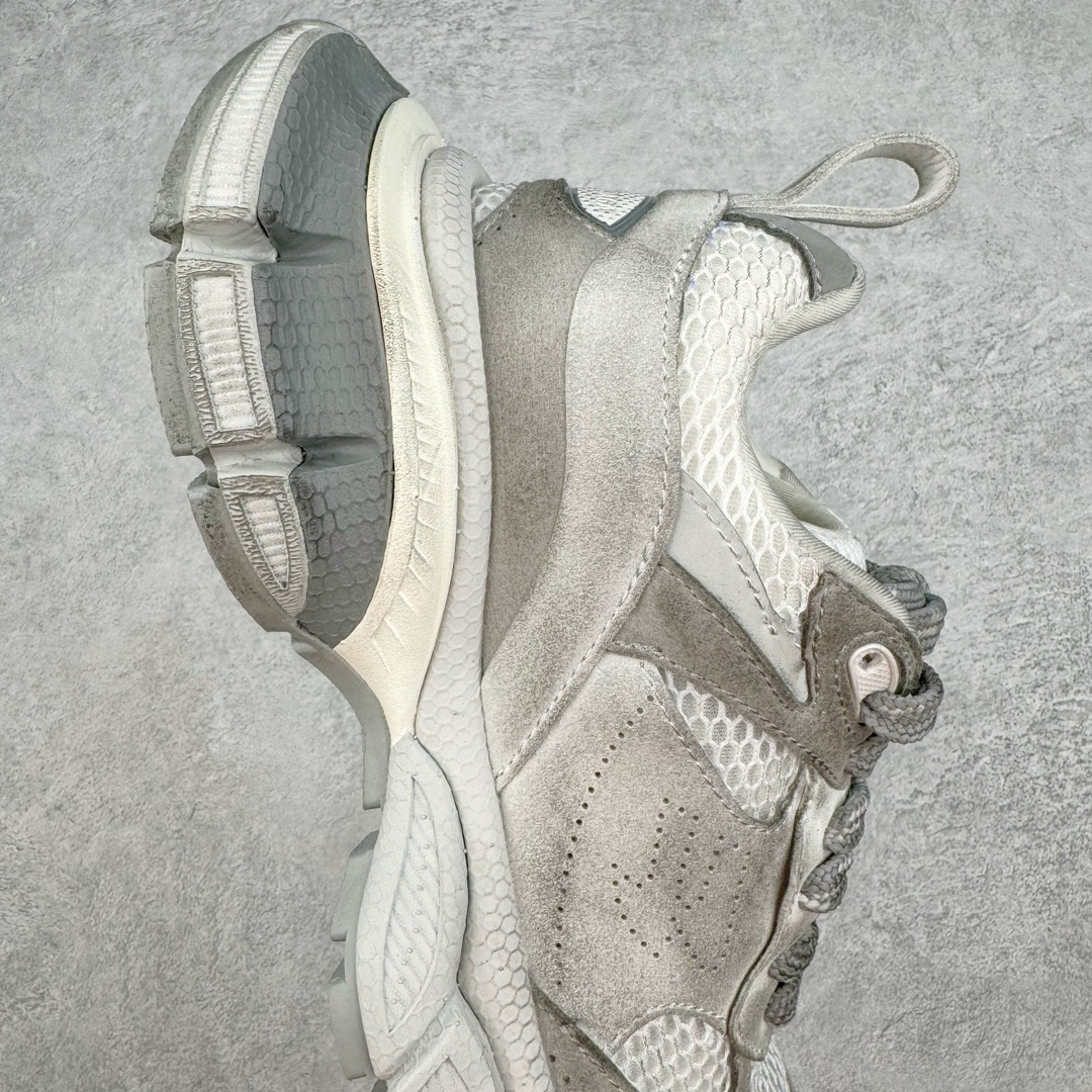 图片[6]-＃总裁特价福利 BALENCIAGA 3XL Sneakers 巴黎世家十代升级版网布系带低帮走秀复古老爹鞋 全套原纸板楦头开发 最原汁原味的灵魂版型 全鞋荧光划线卡点 胶水把控整洁度追求极致完美 每一双都是工艺品 多重QC质检 超越公司货的品控标准 实实在在的免检产品 原盒原配 正确字体电绣 粗细、位置、大小正确 侧边TPU 透气孔匹配意产原版 正确分离大底 TPU软底 原版一致大底LOGO 立体感十足 原厂皮料水洗做旧 采购原厂网纱 不含皮革 网布材料和聚氨酯 磨损效果 鞋头边缘和后帮 Balenciaga 徽标 鞋面和后跟凸印尺码 鞋舌 3XL 橡胶品牌标识和反光细节 鞋帮拉袢和鞋舌拉祥 配反光细节 备用鞋带在鞋履前侧 可在穿着前取下 便于不同造型搭配 偏大一码 尺码：35 36 37 38 39 40 41 42 43 44 45-选品中心