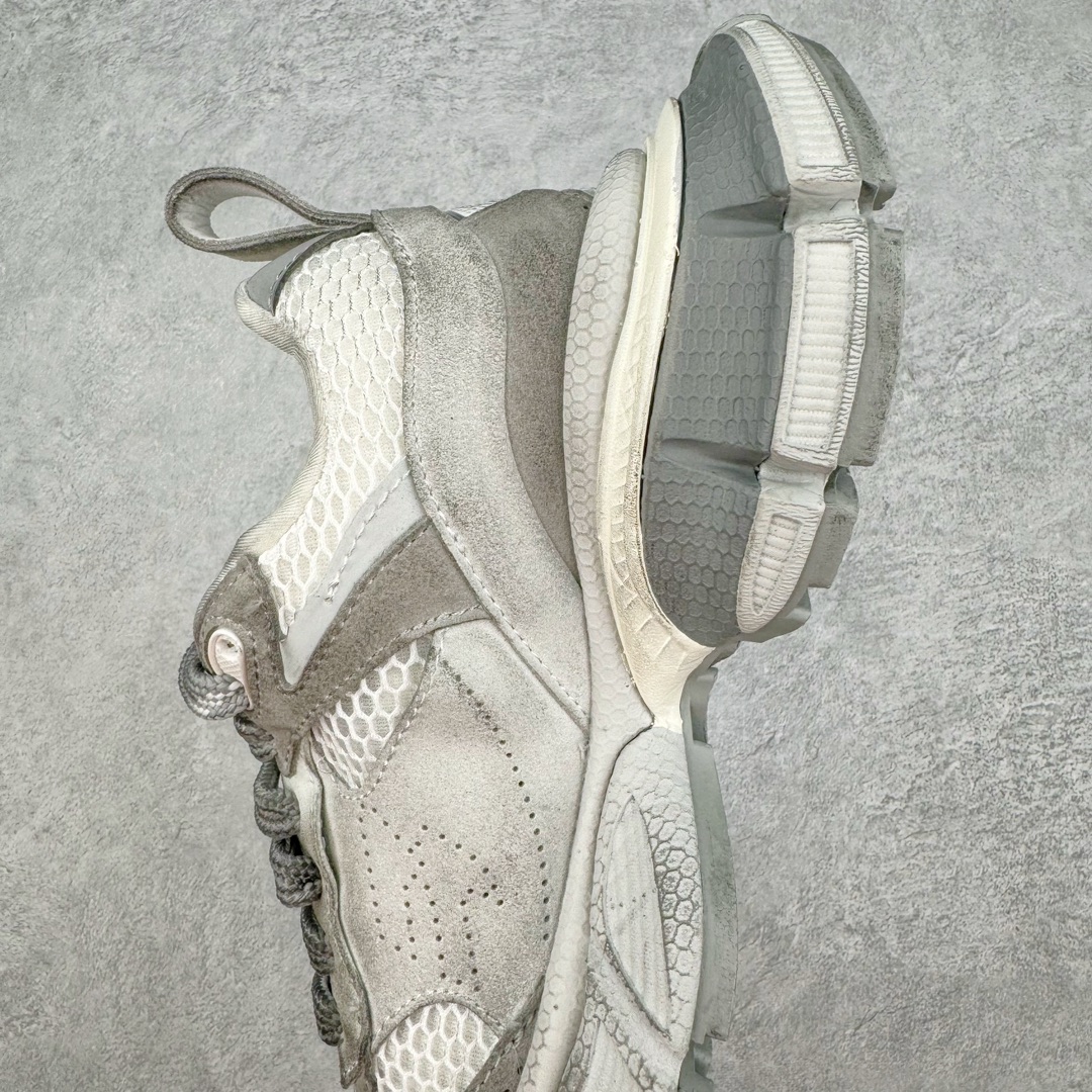 图片[7]-＃总裁特价福利 BALENCIAGA 3XL Sneakers 巴黎世家十代升级版网布系带低帮走秀复古老爹鞋 全套原纸板楦头开发 最原汁原味的灵魂版型 全鞋荧光划线卡点 胶水把控整洁度追求极致完美 每一双都是工艺品 多重QC质检 超越公司货的品控标准 实实在在的免检产品 原盒原配 正确字体电绣 粗细、位置、大小正确 侧边TPU 透气孔匹配意产原版 正确分离大底 TPU软底 原版一致大底LOGO 立体感十足 原厂皮料水洗做旧 采购原厂网纱 不含皮革 网布材料和聚氨酯 磨损效果 鞋头边缘和后帮 Balenciaga 徽标 鞋面和后跟凸印尺码 鞋舌 3XL 橡胶品牌标识和反光细节 鞋帮拉袢和鞋舌拉祥 配反光细节 备用鞋带在鞋履前侧 可在穿着前取下 便于不同造型搭配 偏大一码 尺码：35 36 37 38 39 40 41 42 43 44 45-选品中心