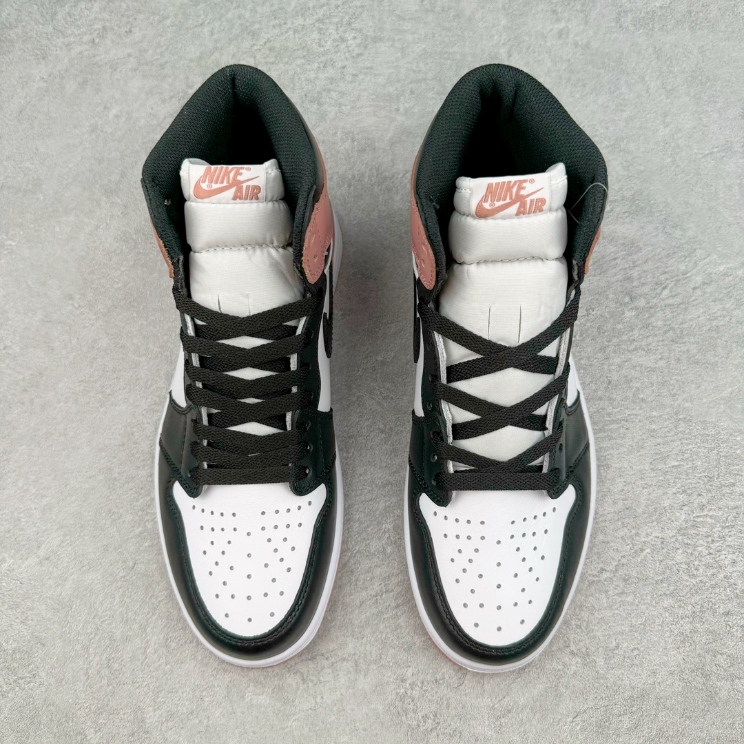 图片[2]-💰220 ＃KZ神版莞产 Air Jordan AJ1 Retro High 高帮 黑白粉 861428-101 外贸特供批次 终端控货优势输出 新配色不断更新开发 市场中端王者 全套原纸板楦头开发 确保原汁原味 完美呈现一代版型 一比一鞋头弧度高度鞋身弧度 此版本只针对中端市场 细节品控鞋型随意秒杀市面同价位 鞋型完美 不臃肿别扭 头层皮料加持 用料绝不含糊 进口玻璃冲刀皮料裁剪零毛边 电脑针车工艺 超高鞋面清洁度 最高QC检验标准 控制溢胶瑕疵 原盒原配 飞翼3D高频深度立体 工艺方面大到整体鞋型 漏斗收腰 底线拉帮 LOGO立体程度 小到针眼排布 载片对称 冲孔效果 鞋标规范 鞋垫背胶等等 无一不是口碑收割 每双都是一个回头客 SIZE：36 36.5 37.5 38 38.5 39 40 40.5 41 42 42.5 43 44 44.5 45 46 47.5 编码：by2936090-运动鞋