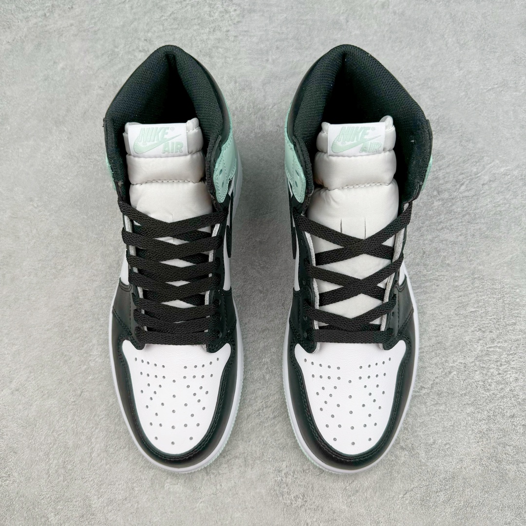 图片[2]-💰220 ＃KZ神版莞产 Air Jordan AJ1 Retro High 高帮 黑白绿 861428-100 外贸特供批次 终端控货优势输出 新配色不断更新开发 市场中端王者 全套原纸板楦头开发 确保原汁原味 完美呈现一代版型 一比一鞋头弧度高度鞋身弧度 此版本只针对中端市场 细节品控鞋型随意秒杀市面同价位 鞋型完美 不臃肿别扭 头层皮料加持 用料绝不含糊 进口玻璃冲刀皮料裁剪零毛边 电脑针车工艺 超高鞋面清洁度 最高QC检验标准 控制溢胶瑕疵 原盒原配 飞翼3D高频深度立体 工艺方面大到整体鞋型 漏斗收腰 底线拉帮 LOGO立体程度 小到针眼排布 载片对称 冲孔效果 鞋标规范 鞋垫背胶等等 无一不是口碑收割 每双都是一个回头客 SIZE：36 36.5 37.5 38 38.5 39 40 40.5 41 42 42.5 43 44 44.5 45 46 47.5 编码：by2936090-运动鞋