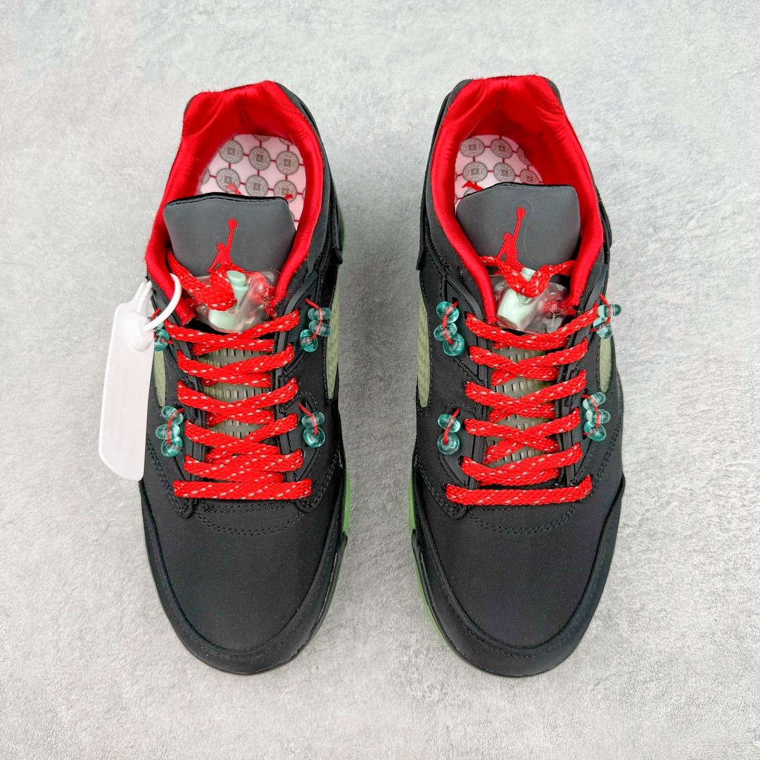 图片[2]-💰200 Clot x Air Jordan AJ5 Retro Low\”CNY\”中国年黑红丝绸翡翠夜光撕撕乐 DM4640-036 整双鞋采用黑红为主调 搭配绿色的鞋带扣、鞋侧透气网等细节 突出了 CLOT 的中国玉主题 鞋面类似丝绸的质感 也是 CLOT 标志性的设计 鞋身后侧刺绣的汉字「二三」字样 以及特殊的鞋盒鞋垫 无不体现着联名的身份 尺码：40 40.5 41 42 42.5 43 44 44.5 45 46 47.5 编码：Lby2936070-运动鞋