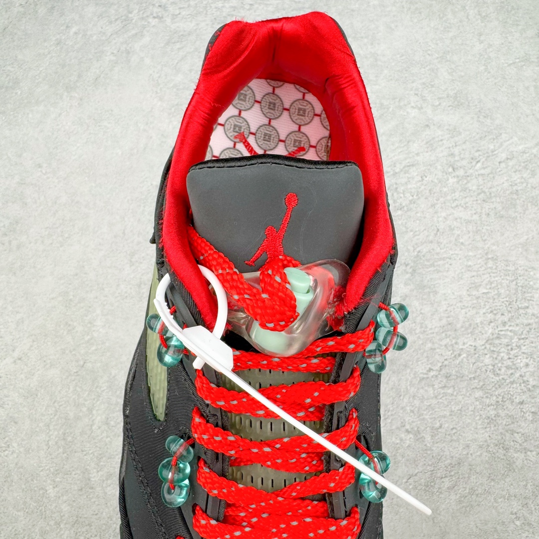 图片[5]-💰200 Clot x Air Jordan AJ5 Retro Low\”CNY\”中国年黑红丝绸翡翠夜光撕撕乐 DM4640-036 整双鞋采用黑红为主调 搭配绿色的鞋带扣、鞋侧透气网等细节 突出了 CLOT 的中国玉主题 鞋面类似丝绸的质感 也是 CLOT 标志性的设计 鞋身后侧刺绣的汉字「二三」字样 以及特殊的鞋盒鞋垫 无不体现着联名的身份 尺码：40 40.5 41 42 42.5 43 44 44.5 45 46 47.5 编码：Lby2936070-运动鞋