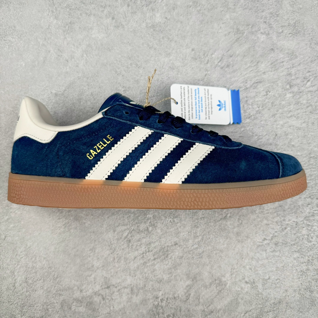 💰140 AD Gazelle Indoor Trainers 羚羊内训系列低帮复古百搭休闲运动德训风板鞋 ID6201 90年代经典的复刻版！自60年代以足球训练鞋面世以来,Gazelle就以其经典设计席卷全球。1991年版本的复刻,再造经典Gazelle。采用皮革打造,搭配浊色细节,让这款经典更加简约。尺码：36 36⅔ 37⅓ 38 38⅔ 39⅓ 40 40⅔ 41⅓ 42 42⅔ 43⅓ 44 45 编码：Xby2936010-运动鞋