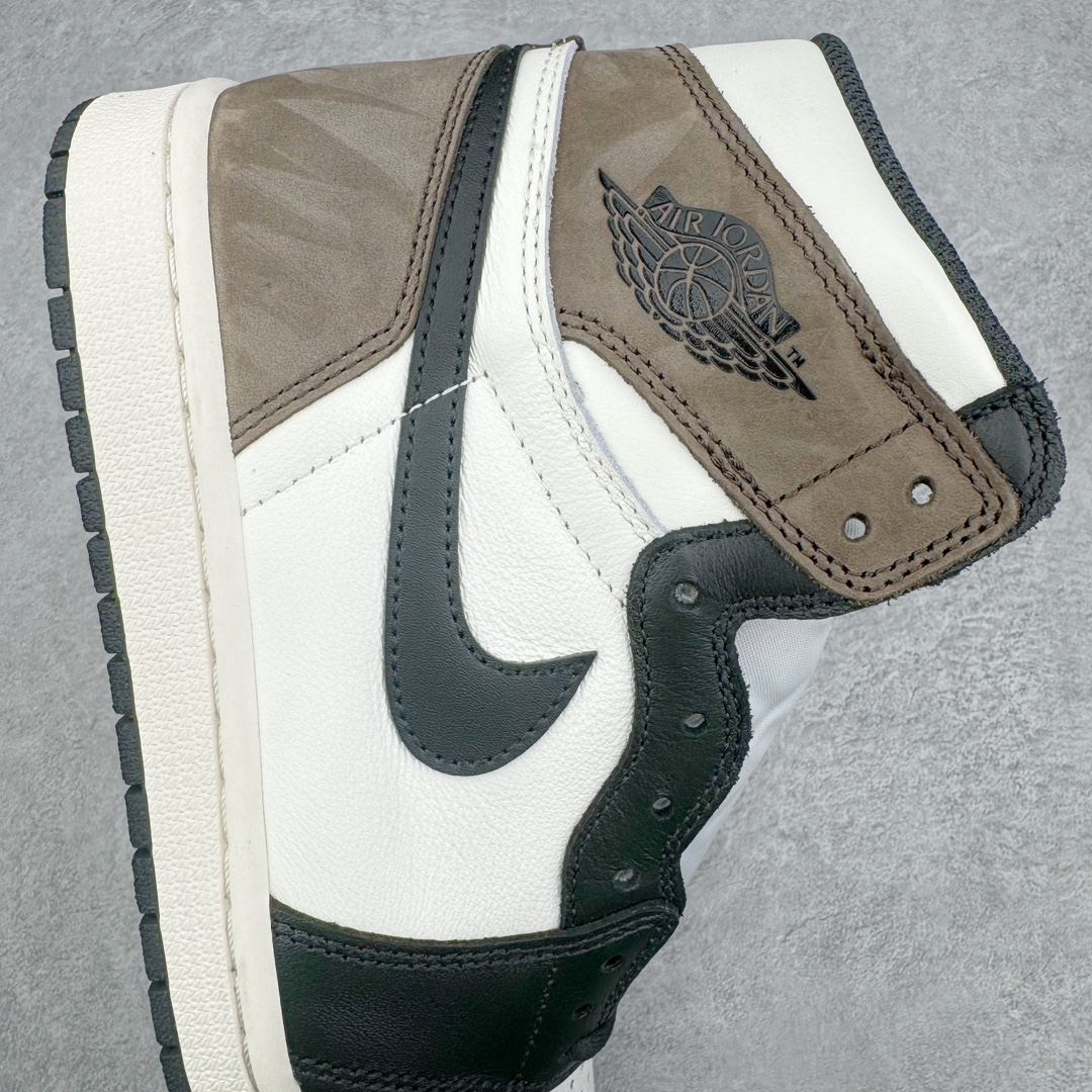 图片[6]-💰200 ＃东莞裁片福利‼Air Jordan AJ1 Retro High 高帮 黑摩卡小倒钩 555088-105 年终最后一波福利 整单全码男女鞋现货1800双 正常售后 SZ原厂全套原楦原纸板冲刀磨具开发 原厂皮料加持 原厂港宝加持定型后跟R度完美 同源原厂电绣 飞翼针数密度立体效果一致 百分百一致原鞋 原厂拉帮工艺 针距密度一致 后跟弧度收口自然不对折 极致一眼正品既视感 进口玻璃冲刀皮料裁剪零毛边 全鞋电脑针车工艺 品控清洁度最高QC检验标准 免检产品 原厂订购鞋盒、鞋标、防尘纸、鞋撑、鞋带 追求极致的原厂味道 SIZE：36 36.5 37.5 38 38.5 39 40 40.5 41 42 42.5 43 44 44.5 45 46 47.5 编码：by2936070-运动鞋