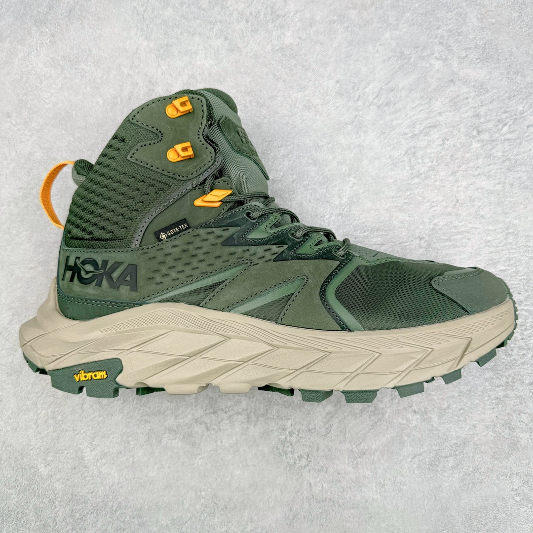 💰420 ＃X版纯原 Hoka M ANACAPA Mid GTX 中帮厚底锯齿坦克户外运动鞋 Vibram辽宁代工原装外底提供强大的防滑性能 5MM多向凸耳提供多种地形下的强劲抓地力 鞋面加入防水功能 汗气却可经由GORE-TEX薄膜上的微孔排出 皮革鞋面搭配耐磨 橡胶鞋头使鞋面具有良好的透气性 支撑性及保护性 上层缓冲EVA可为足底带来柔软舒适的缓冲感 底层橡胶化泡棉提供持久的缓震和支撑 尺码：36 36.5 37 38 38.5 39 40 40.5 41 42 42.5 43 44 44.5 45 46 编码：Xby4936090-运动鞋